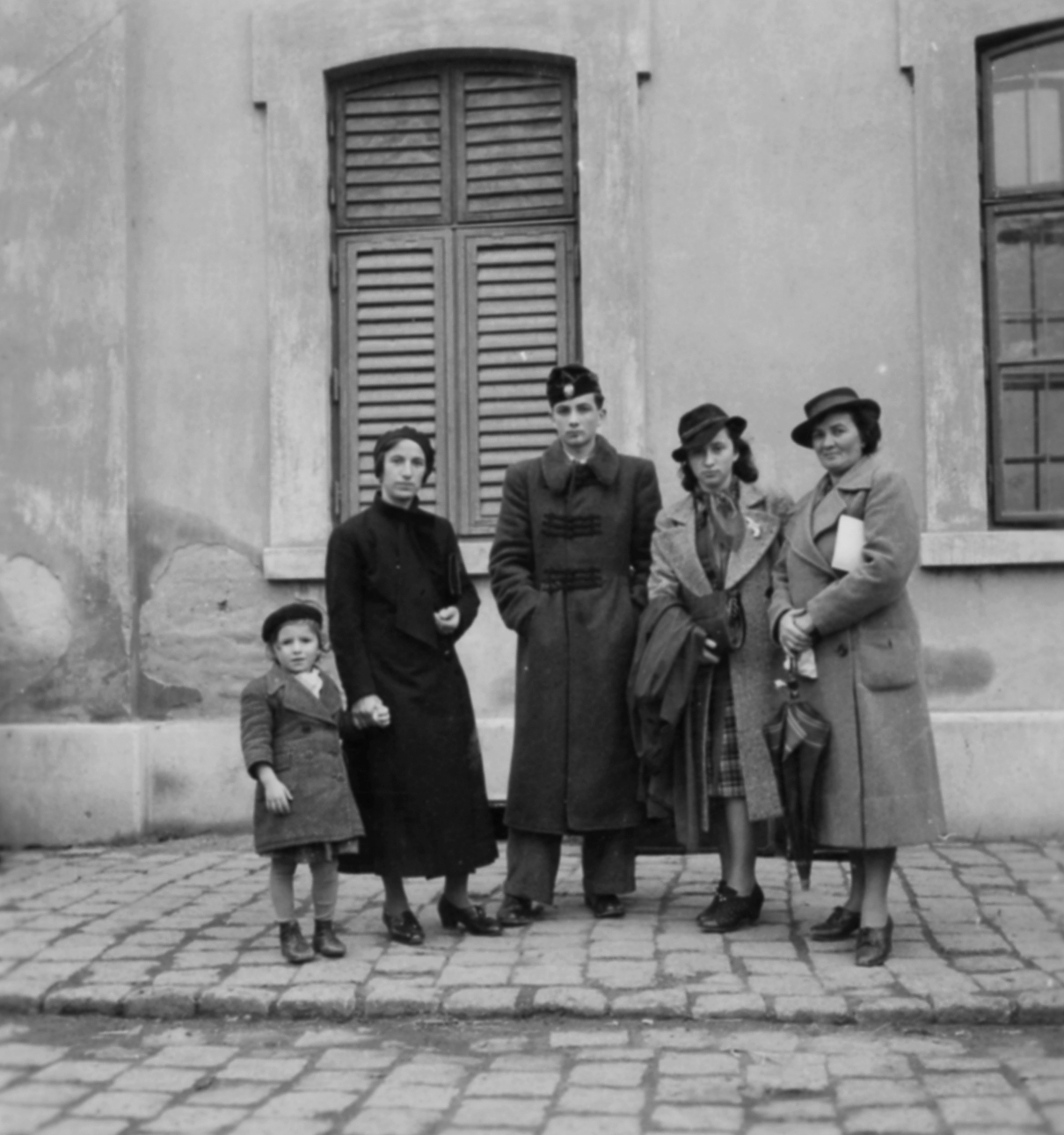 1940, Morvay Kinga, fashion, hat, family, umbrella, kid, hands in pockets, Fortepan #45393