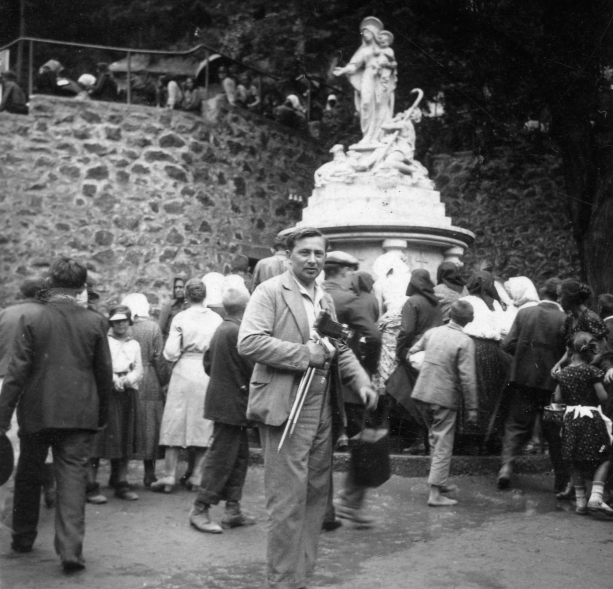 Hungary, Mátraverebély-Szentkút, a szent kút., 1942, Morvay Kinga, camera, hold in arms, tripod, Fortepan #45398