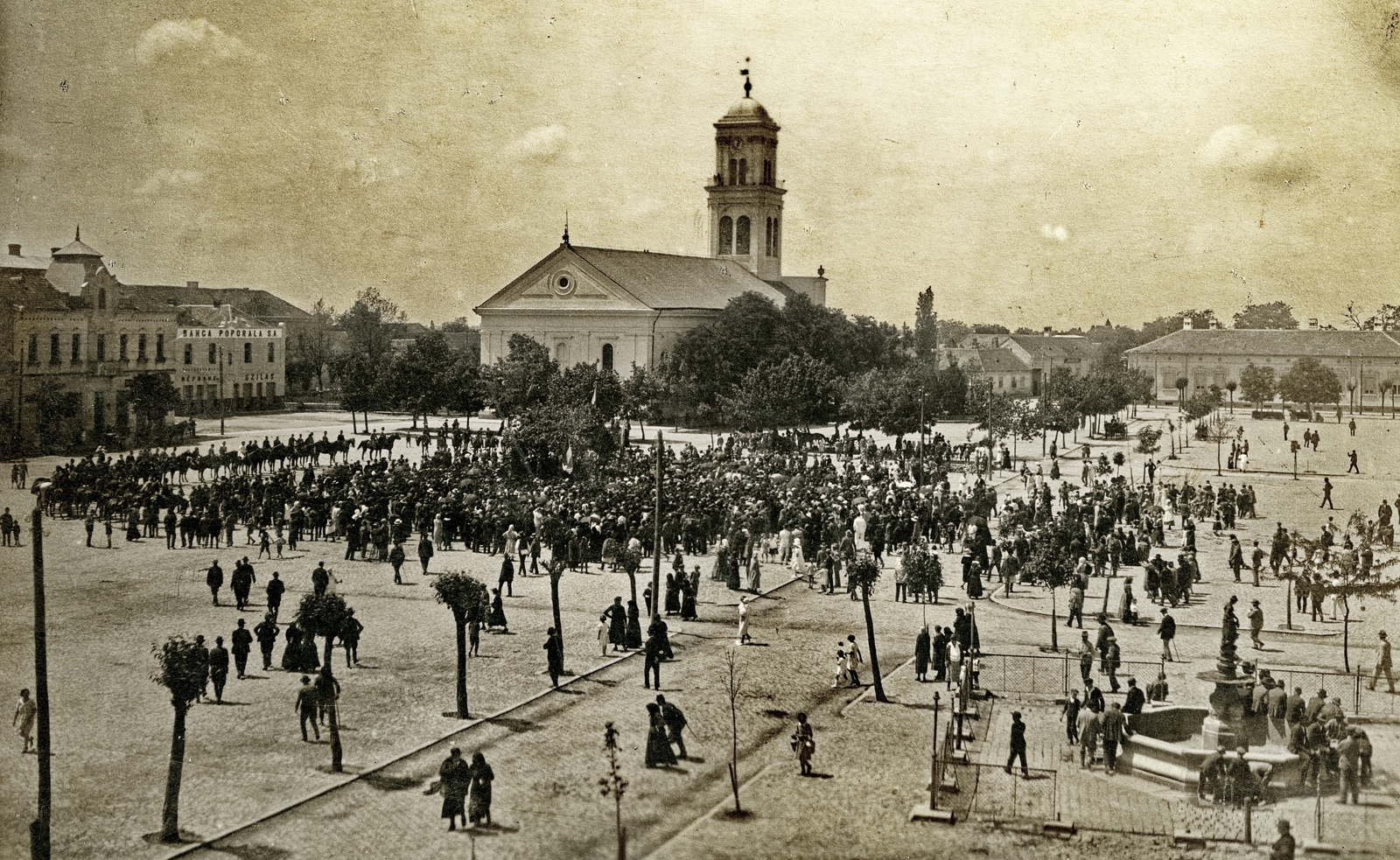 Romania,Transylvania, Salonta, Főtér, szemben a református templom., 1917, Morvay Kinga, flag, square, rider, Fortepan #45402