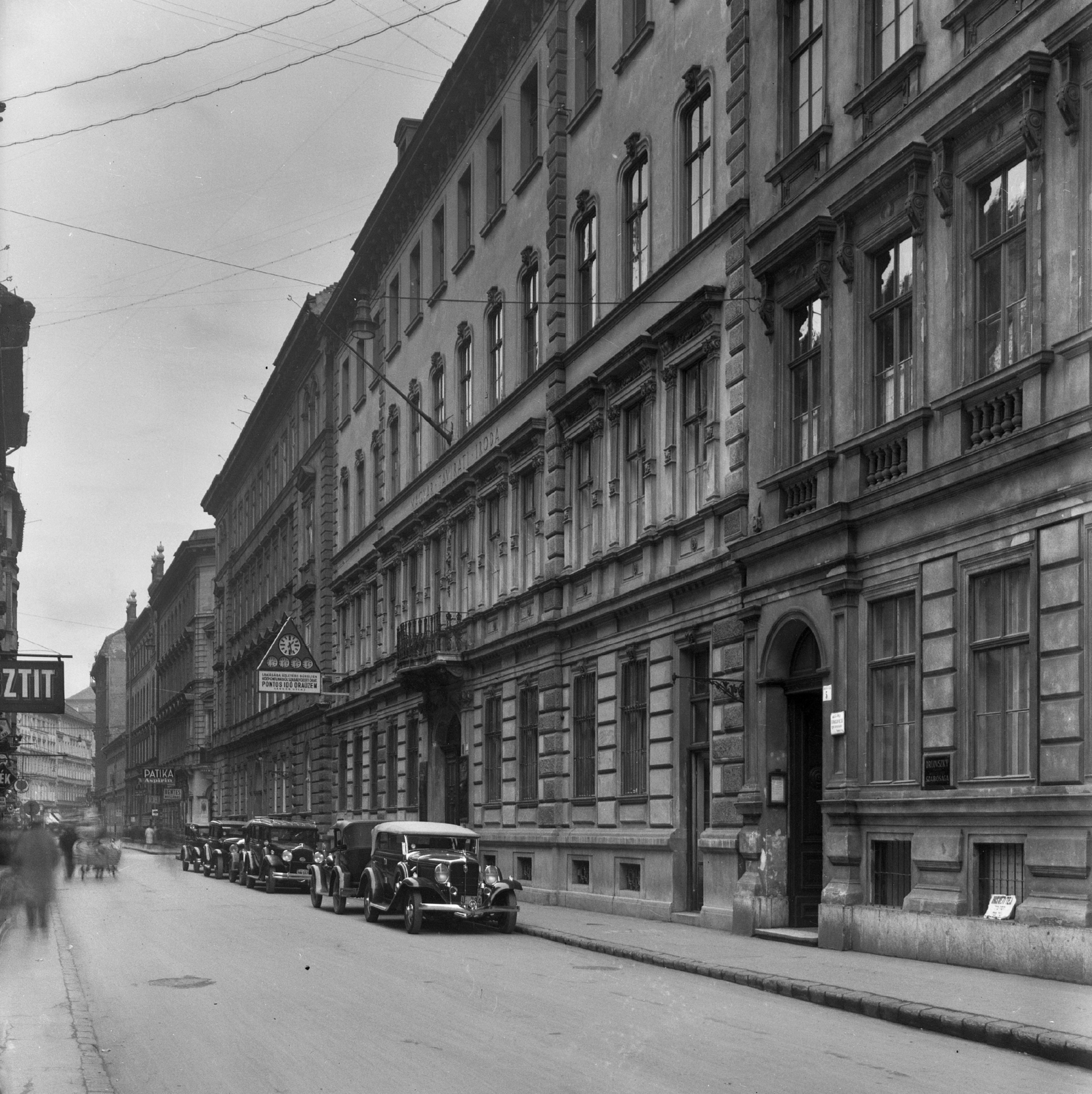 Hungary, Budapest VIII., Bródy Sándor (Sándor) utca a Magyar Rádió épülete előtt, a Szentkirályi utca felé nézve., 1934, Kiss Gábor Zoltán, american brand, watch, gate, street view, radio, pharmacy, automobile, Studebaker-brand, Budapest, Hungarian Radio, Fortepan #45405