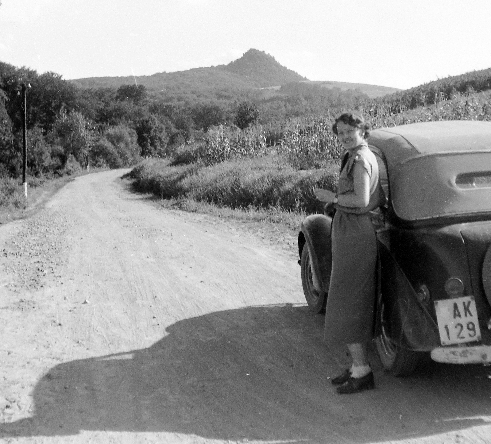 Hungary, Salgótarján, Somoskő (ekkor önálló, ma a város része), háttérben a Salgó-hegy., 1953, Gyöngyi, portrait, wrist watch, snocks, lady, skirt, automobile, number plate, blouse, Fortepan #4541