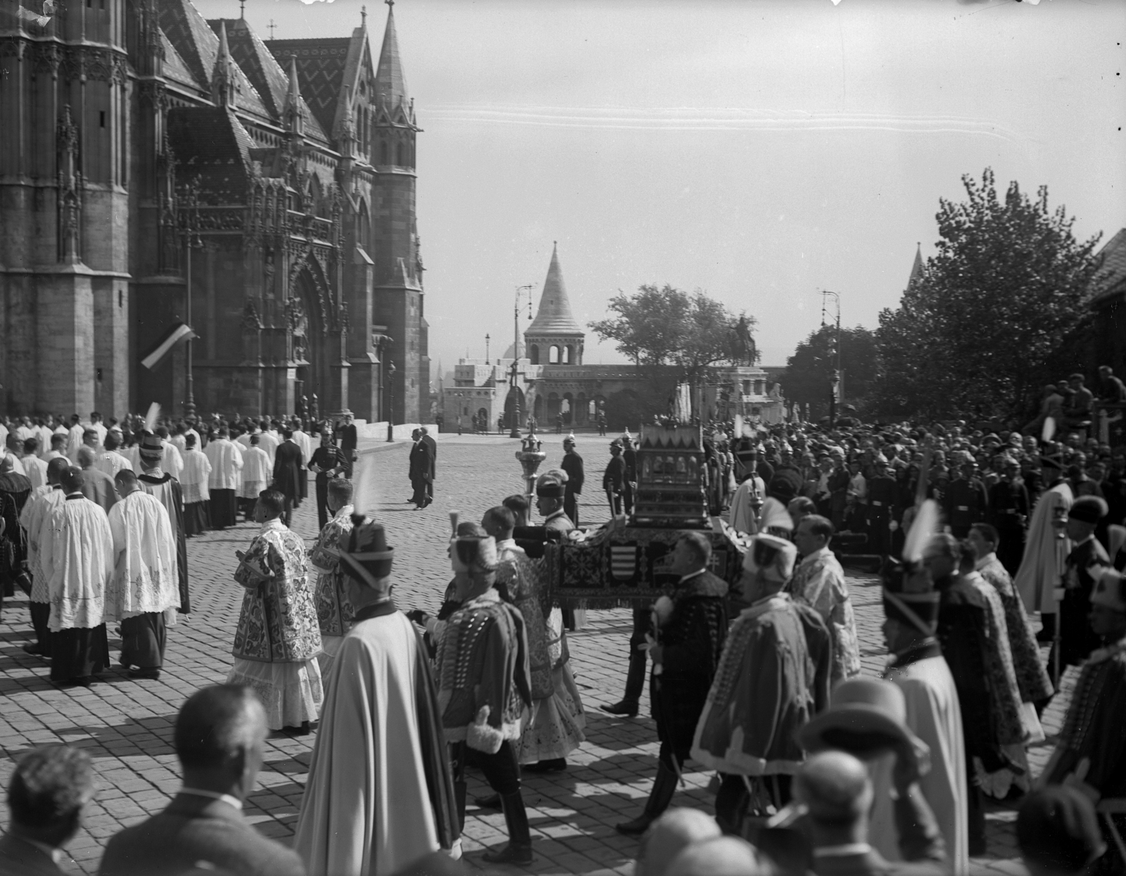 Hungary, Budapest I., Szentháromság tér. Szent István évi ünnepi felvonulás a Szent Jobbal., 1938, Kiss Gábor Zoltán, religion, festive, march, procession, crown guards, Budapest, Fortepan #45413