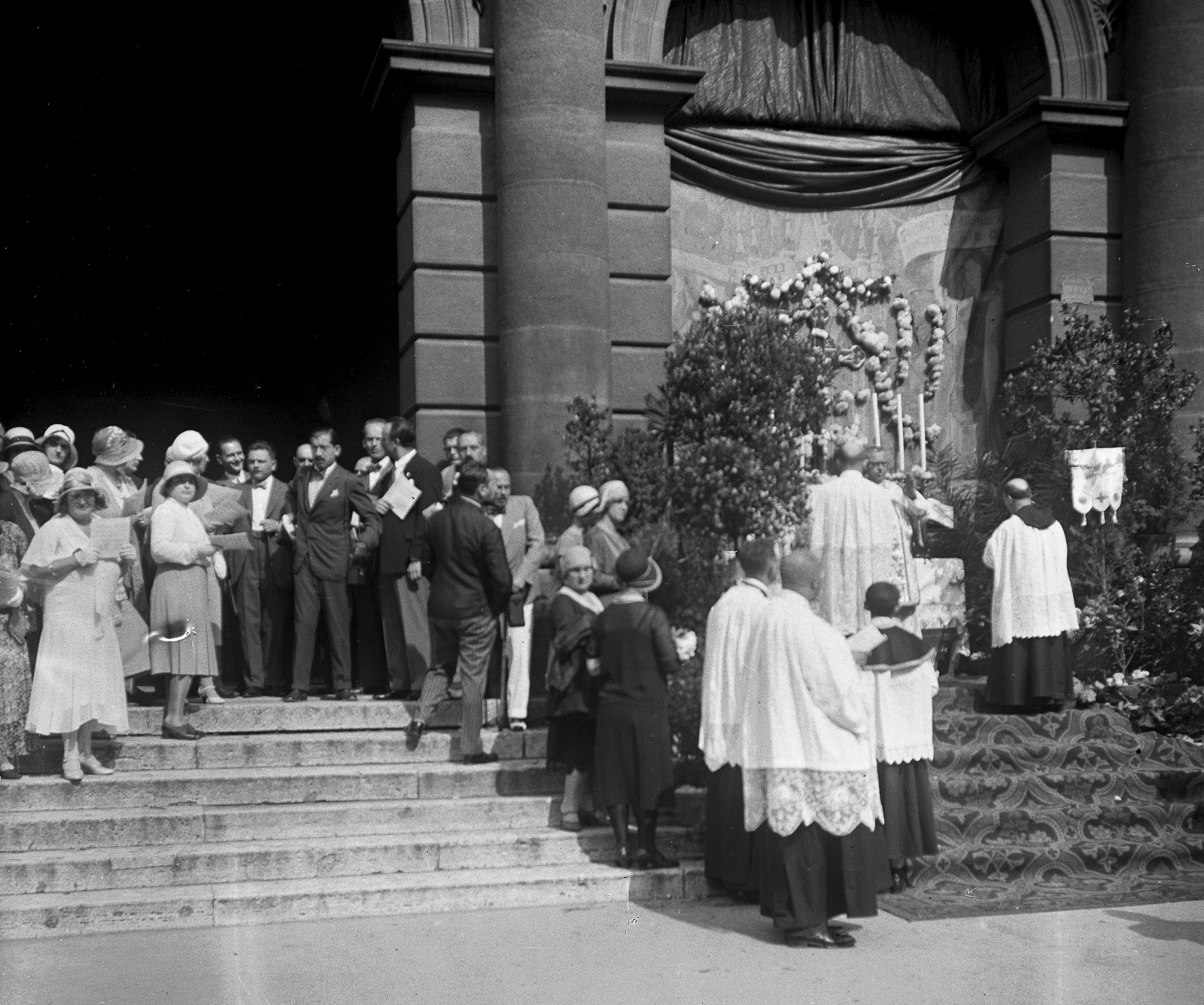 Magyarország, Budapest VI., Andrássy út, Magyar Állami Operaház, a Szent Imre évi ünnep ideiglenes oltára a főbejáratnál., 1930, Kiss Gábor Zoltán, vallás, ünnepség, felvonulás, körmenet, Budapest, Fortepan #45414