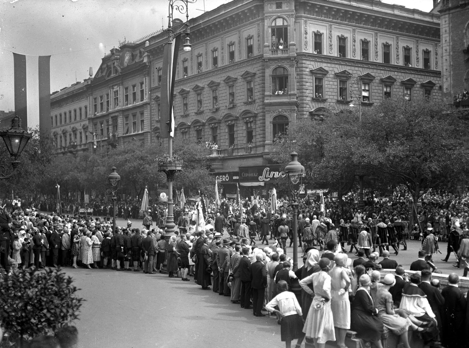 Magyarország, Budapest VI., Andrássy út az Operaház előtt, szemben a Hajós utca. Szent Imre év, Szent Jobb körmenet 1930. augusztus 20-án., 1930, Kiss Gábor Zoltán, vallás, ünnepség, felvonulás, körmenet, Budapest, Fortepan #45416