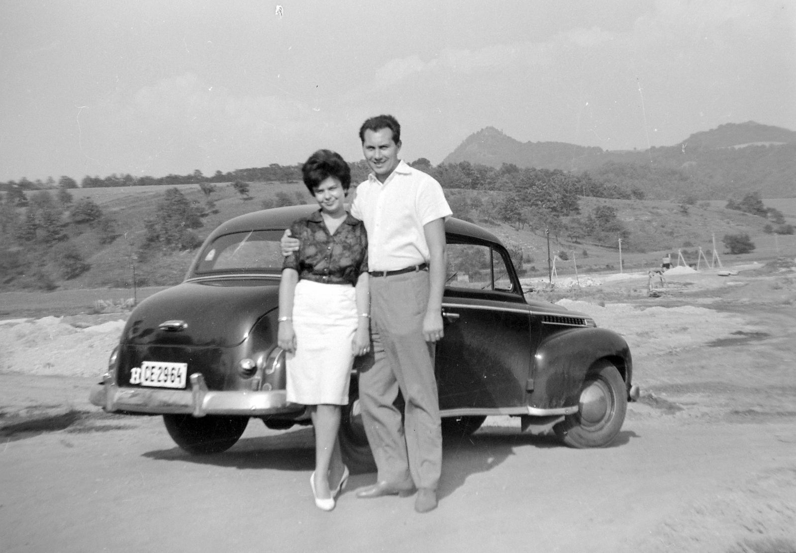 Opel Olympia 1950 típusú személygépkocsi., 1965, Fortepan, német gyártmány, Opel-márka, látkép, kettős portré, automobil, rendszám, Opel Olympia 1950, országjelzés, karok a vállon, Fortepan #4542