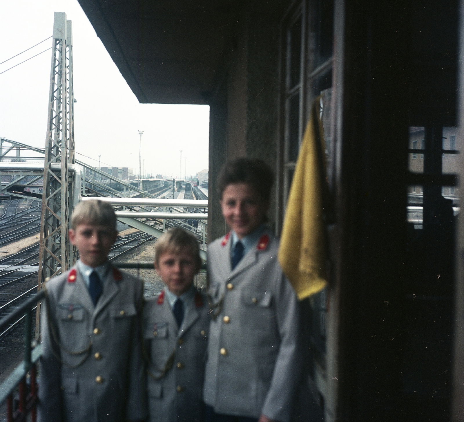 Hungary, Szombathely, vasútállomás váltóállító tornya., 1989, Baráth Endre, railway, colorful, uniform, kids, Fortepan #45420
