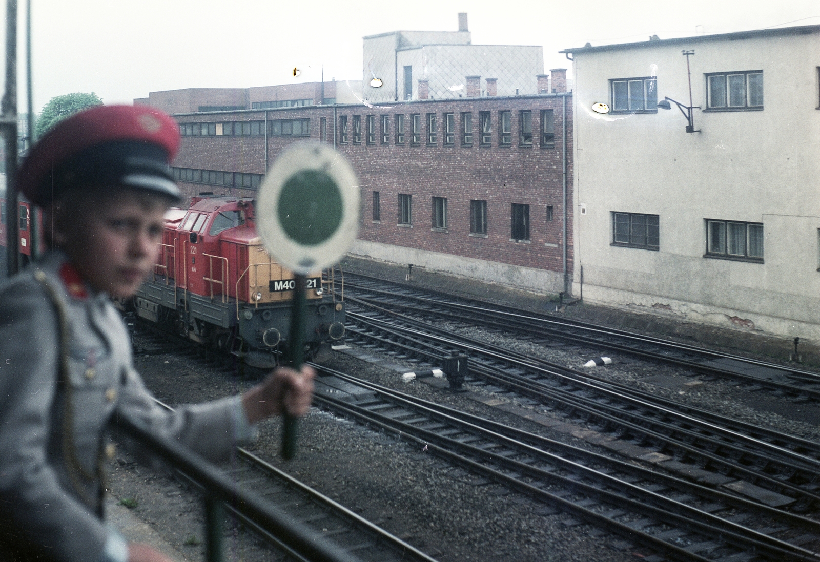 Hungary, Szombathely, vasútállomás váltóállító tornya., 1989, Baráth Endre, railway, colorful, Hungarian brand, MÁVAG-brand, MÁV M40 series, train station, Ganz-brand, diesel locomotive, Fortepan #45421