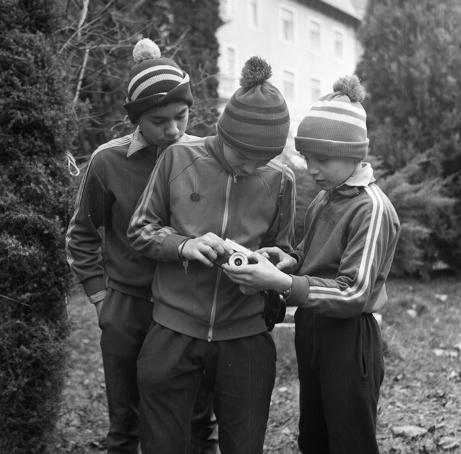 Hungary, Kőszeg, MÁV Nevelőintézet., 1981, Baráth Endre, camera, boys, Lomo-brand, Fortepan #45422