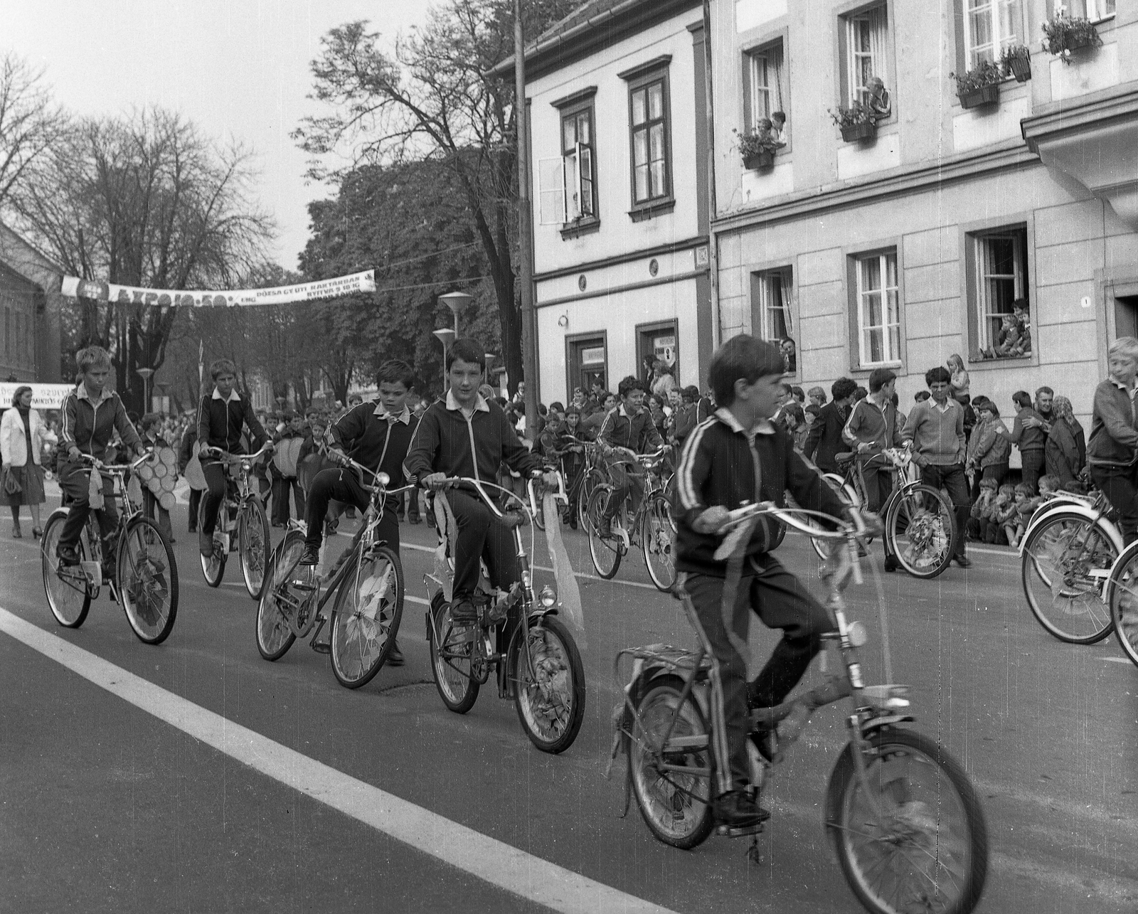 Magyarország, Kőszeg, Kossuth Lajos utca kezdete a Várkör (Béke út)-nél, szüreti felvonulás., 1982, Baráth Endre, kerékpár, felvonulás, Fortepan #45427
