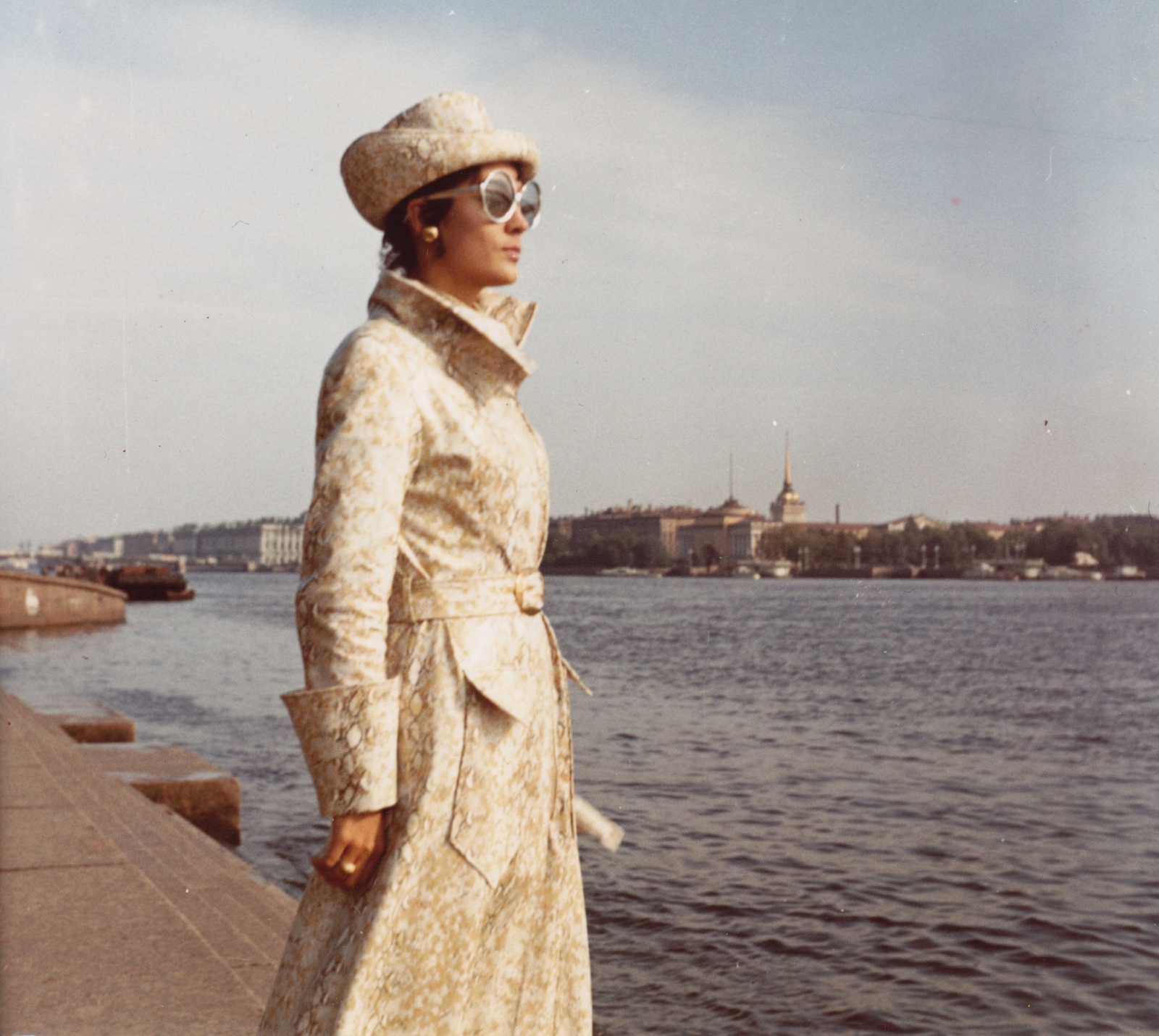 Russia, Saint Petersburg, (Leningrád) Néva folyó, Egyetem rakpart (Universzitetszkaja Naberezsnaja). Csató Mari manöken., 1974, Schiffer Pál, ad, fashion, Soviet Union, colorful, fashion photography, Fortepan #45482