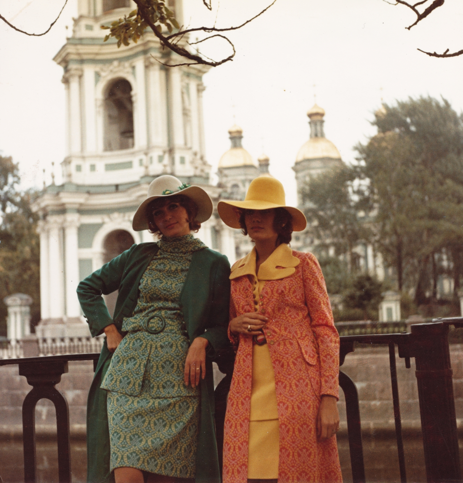 Russia, Saint Petersburg, (Leningrád) Krjukov-csatorna rakpart (Krjukova Kanala naberezsnaja), háttérben a Szent Miklós székesegyház. Zám Edit és Schmidt Bea manökenek., 1974, Schiffer Pál, ad, fashion, Soviet Union, women, fashion photography, Fortepan #45483