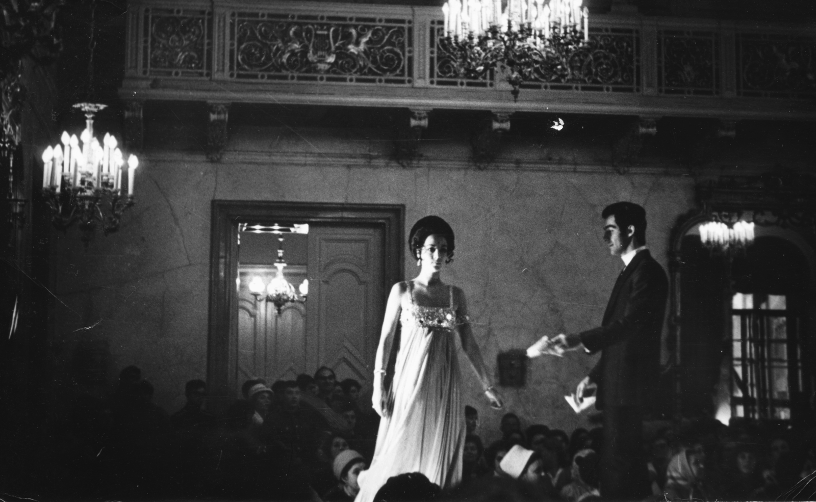 Csató Mari és Szőcs András manökenek., 1974, Schiffer Pál, chandelier, fashion show, Fortepan #45485