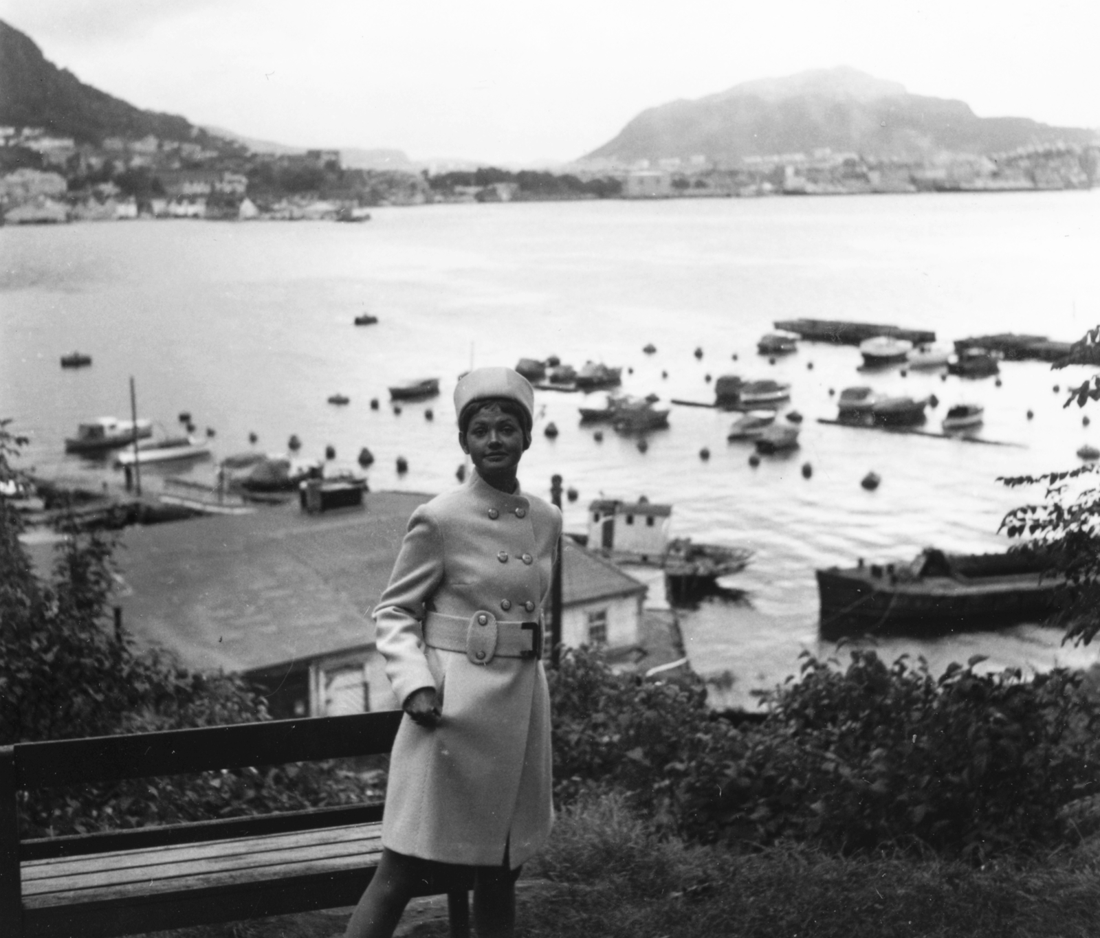Norway, Bergen, a kikötő látképe a Gamle Bergen (Régi Bergen) múzeumfalu felől nézve. Radnóti Lászlóné manöken, 1970, Schiffer Pál, fashion, ship, boat, sea, view, Fortepan #45488