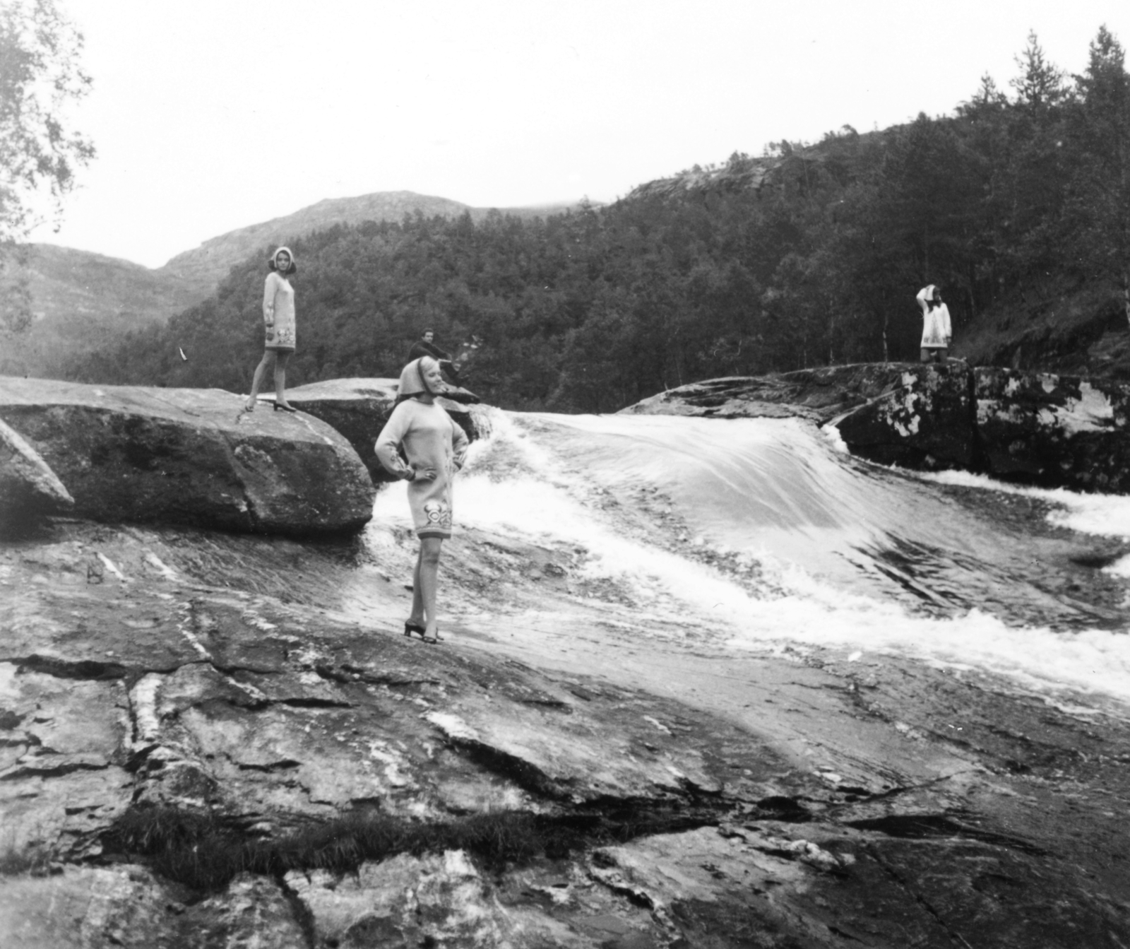 Norway, a kép előterében Mamusits Márta, mögötte balra Csató Mari, jobb szélen Zám Edit manökenek., 1970, Schiffer Pál, fashion, river, shore, Fortepan #45489