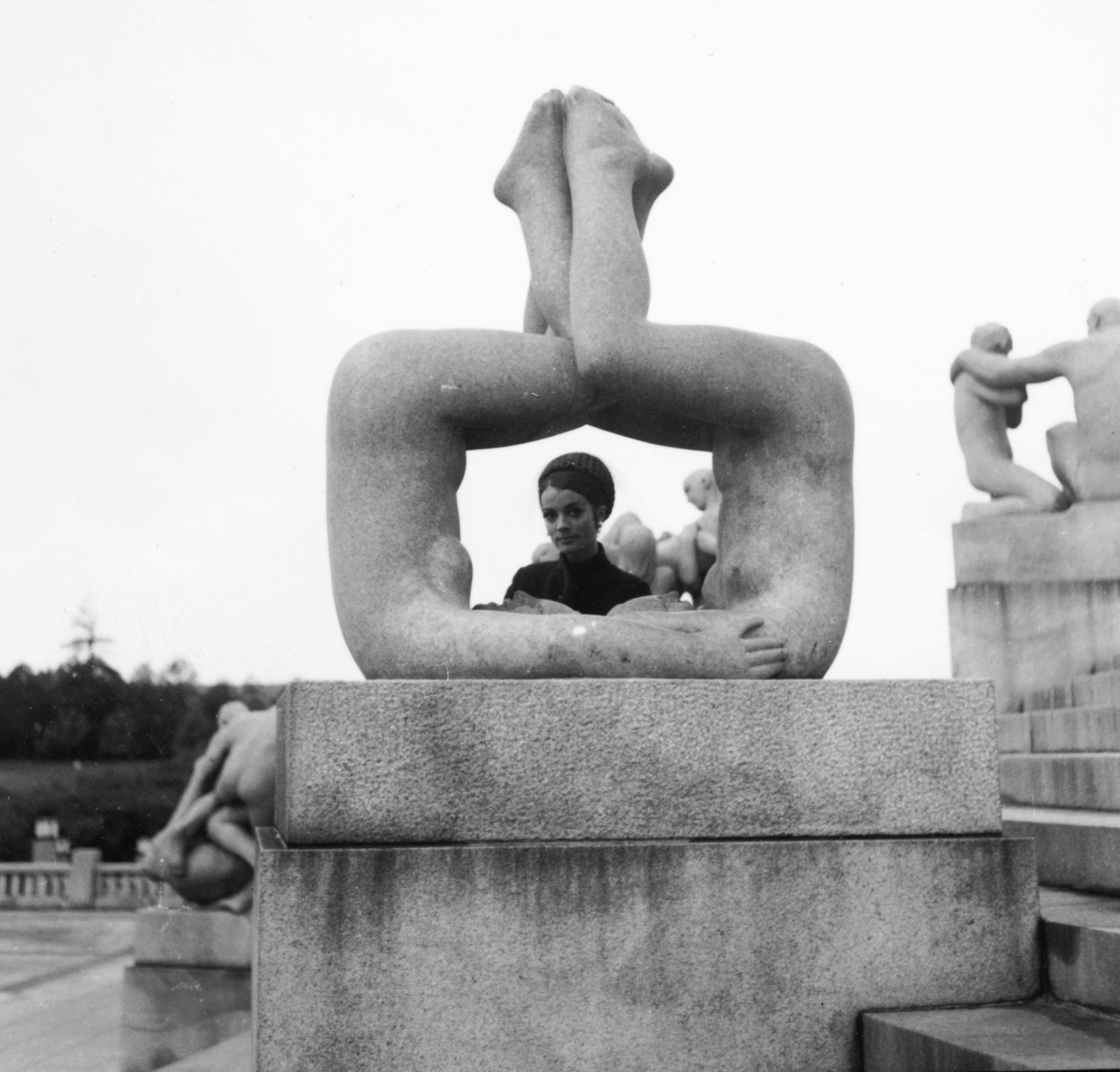 Norvégia, Oslo, Vigelandsparken. Csató Mari manöken., 1970, Schiffer Pál, szobor, szoborcsoport, Fortepan #45499
