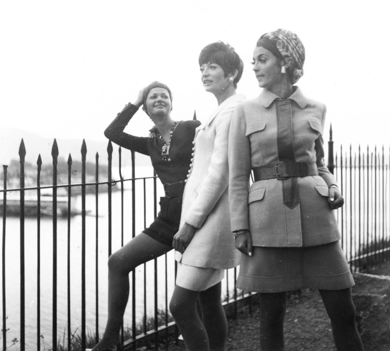 Norvégia, Radnóti Lászlóné, Rihetzky Judit és Csató Mari manökenek., 1970, Schiffer Pál, divat, kerítés, vízpart, manöken, Fortepan #45503