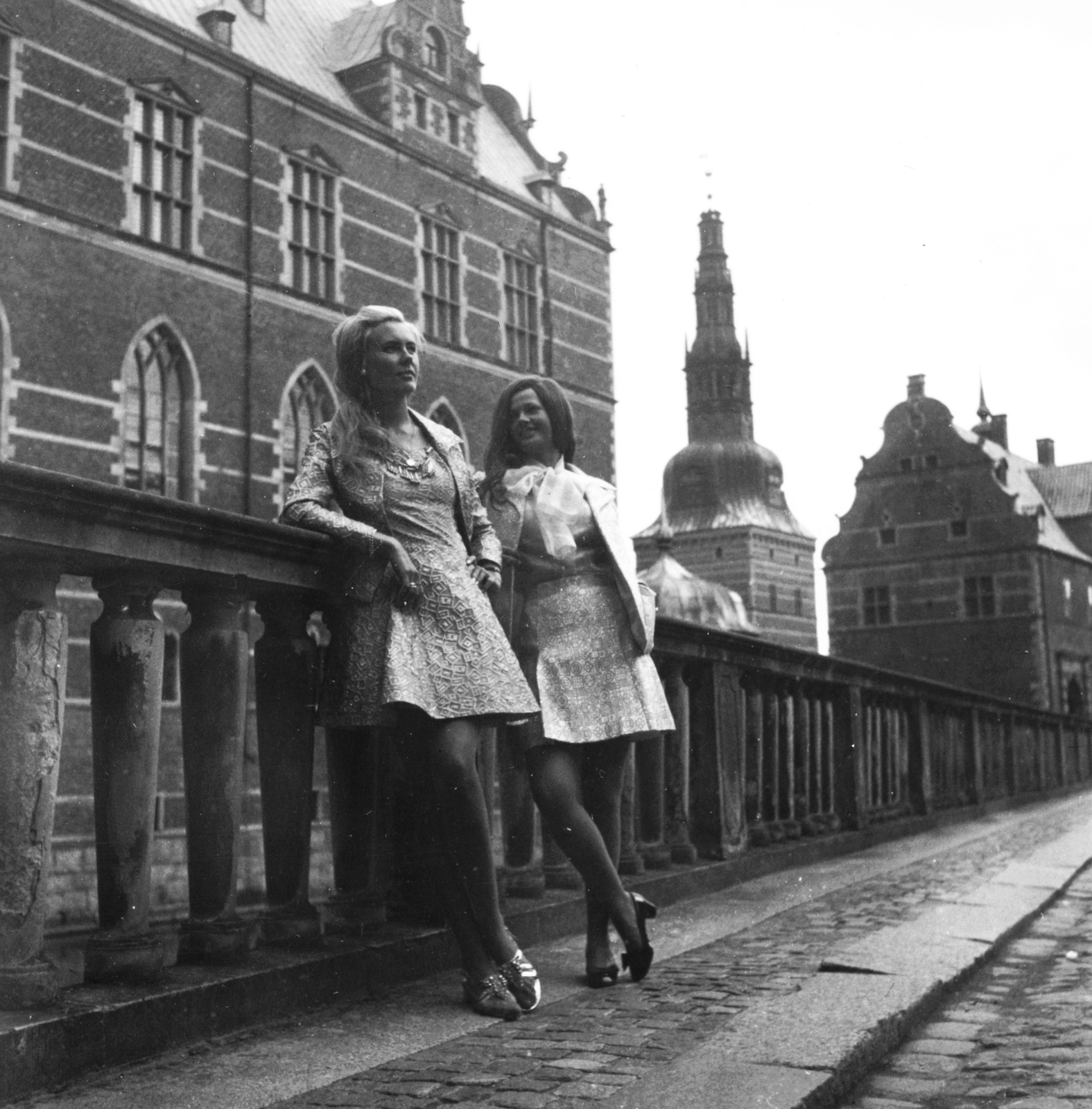 Dánia, Hillerød, Frederiksborg-kastély a Montport út felől nézve., 1970, Schiffer Pál, divat, kastély, reneszánsz, manöken, ifj. Hans van Steenwinckel-terv, Lorenz van Steenwinckel-terv, Hans van Steenwinckel the Elder-terv, Fortepan #45507