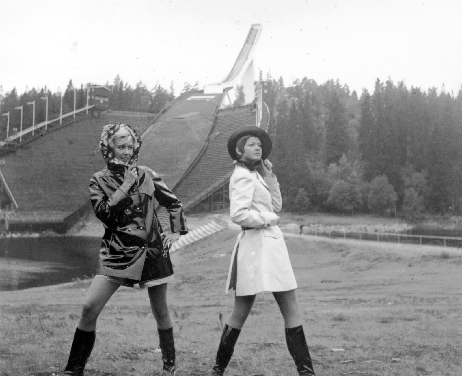 Norvégia, Oslo-Holmenkollen, síugró sánc. Mamusits Márta és Radnóti Lászlóné manökenek., 1970, Schiffer Pál, divat, modell, síugrás, síelés, manöken, esőkabát, Fortepan #45510