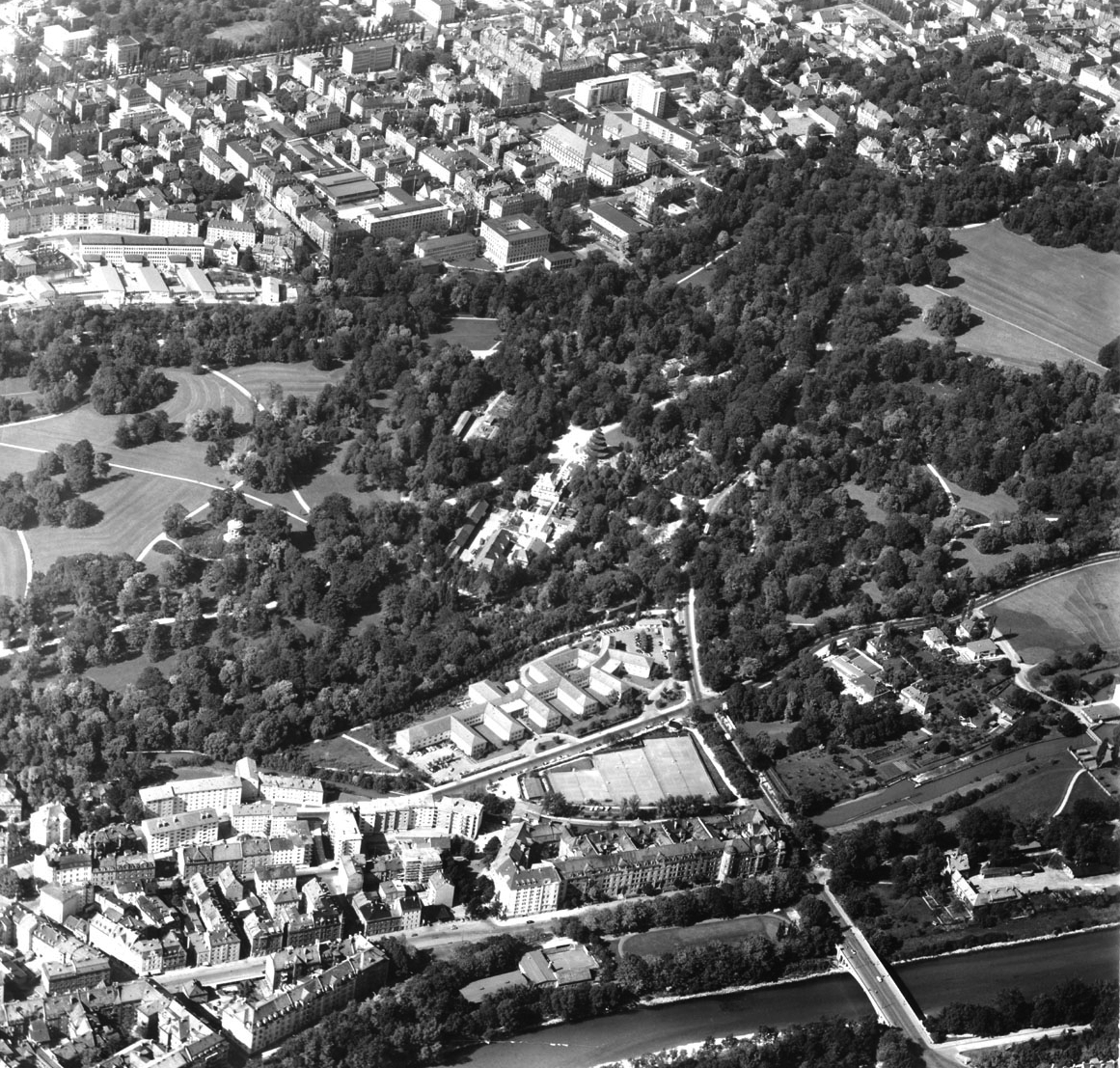 Germany, Munich, Englischer Garten, balra középen az ívbe hajló épület a Szabad Európa/Szabadság Rádió központja, 1965, Fortepan, picture, FRG, Fortepan #45524