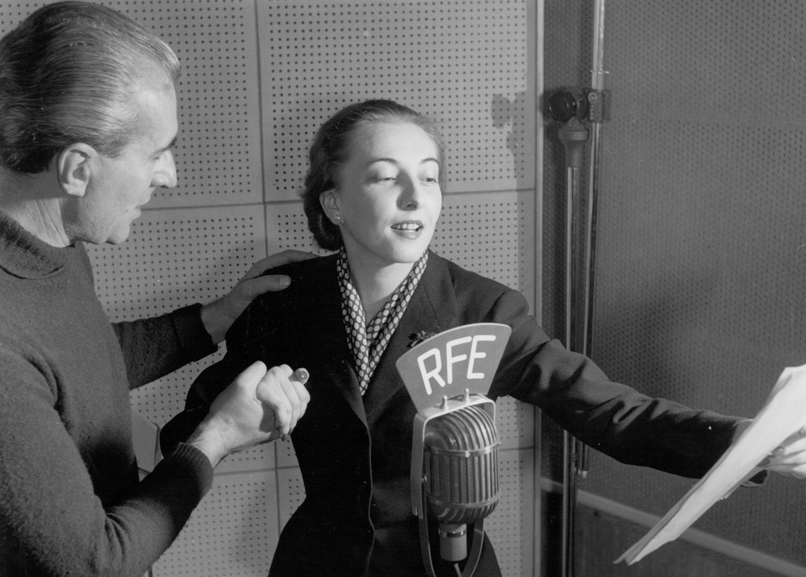 Germany, Munich, Szabad Európa Rádió stúdiója., 1955, Fortepan, microphone, FRG, Radio Free Europe, man, woman, announcer, Fortepan #45525