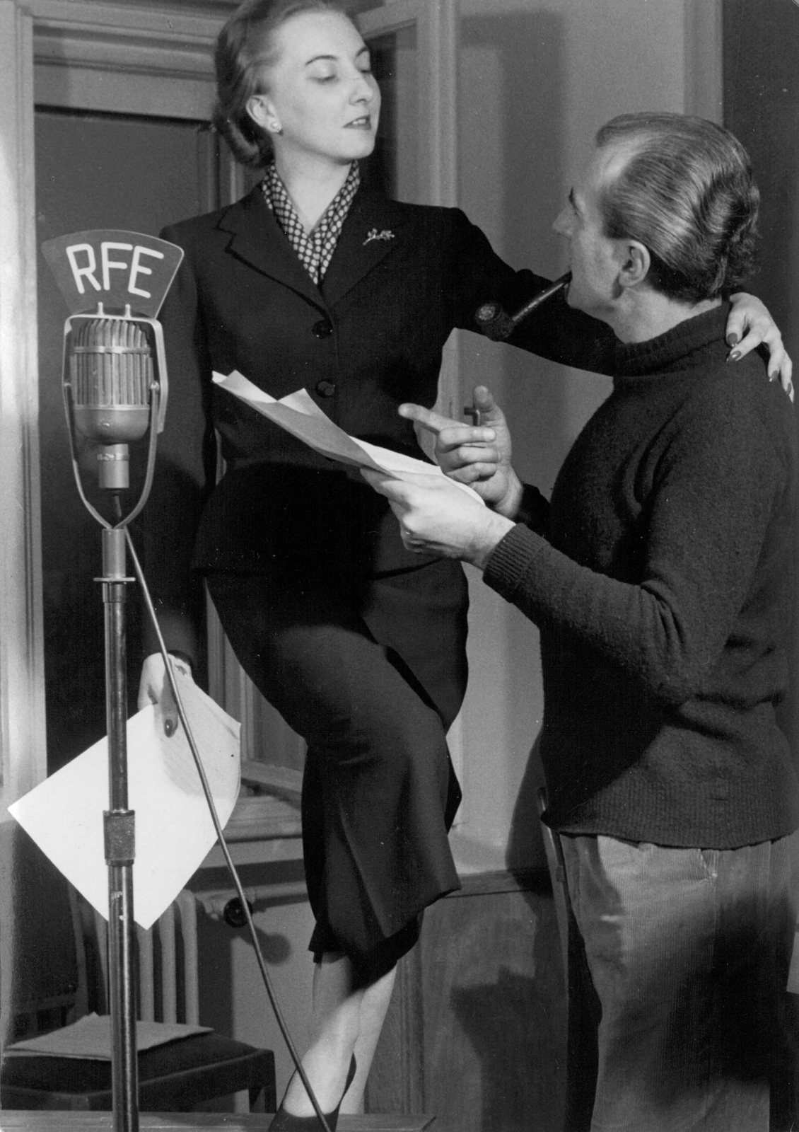 Germany, Munich, Szabad Európa Rádió stúdiója., 1955, Fortepan, pipe, radio, microphone, woman, FRG, Radio Free Europe, man, Fortepan #45526