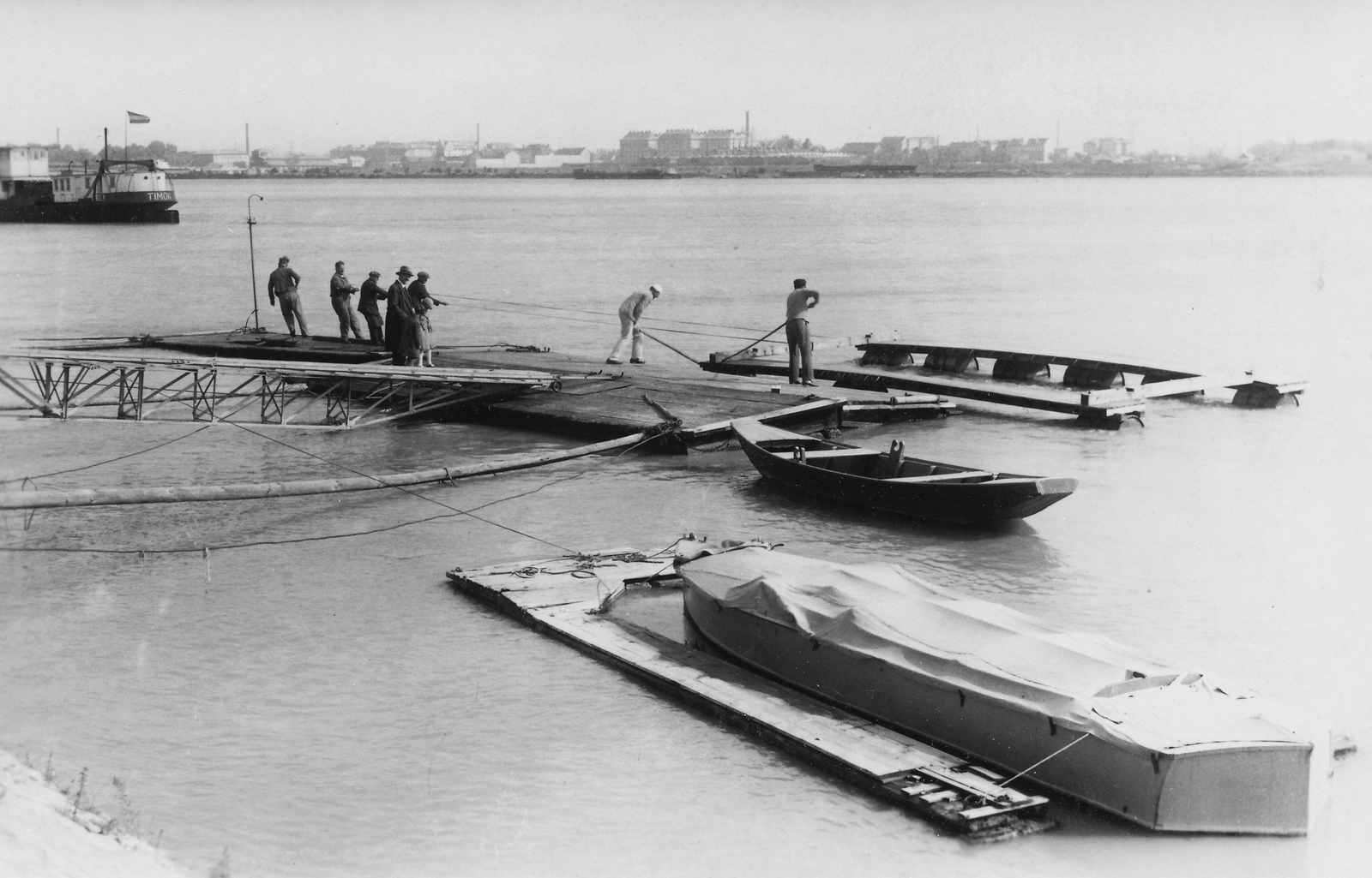 Hungary, Budapest III., Óbudai-sziget, szemben az angyalföldi Duna-part., 1935, Jurányi Attila, ship, flag, boat, pier, shore, Timok ship, Budapest, Fortepan #45532