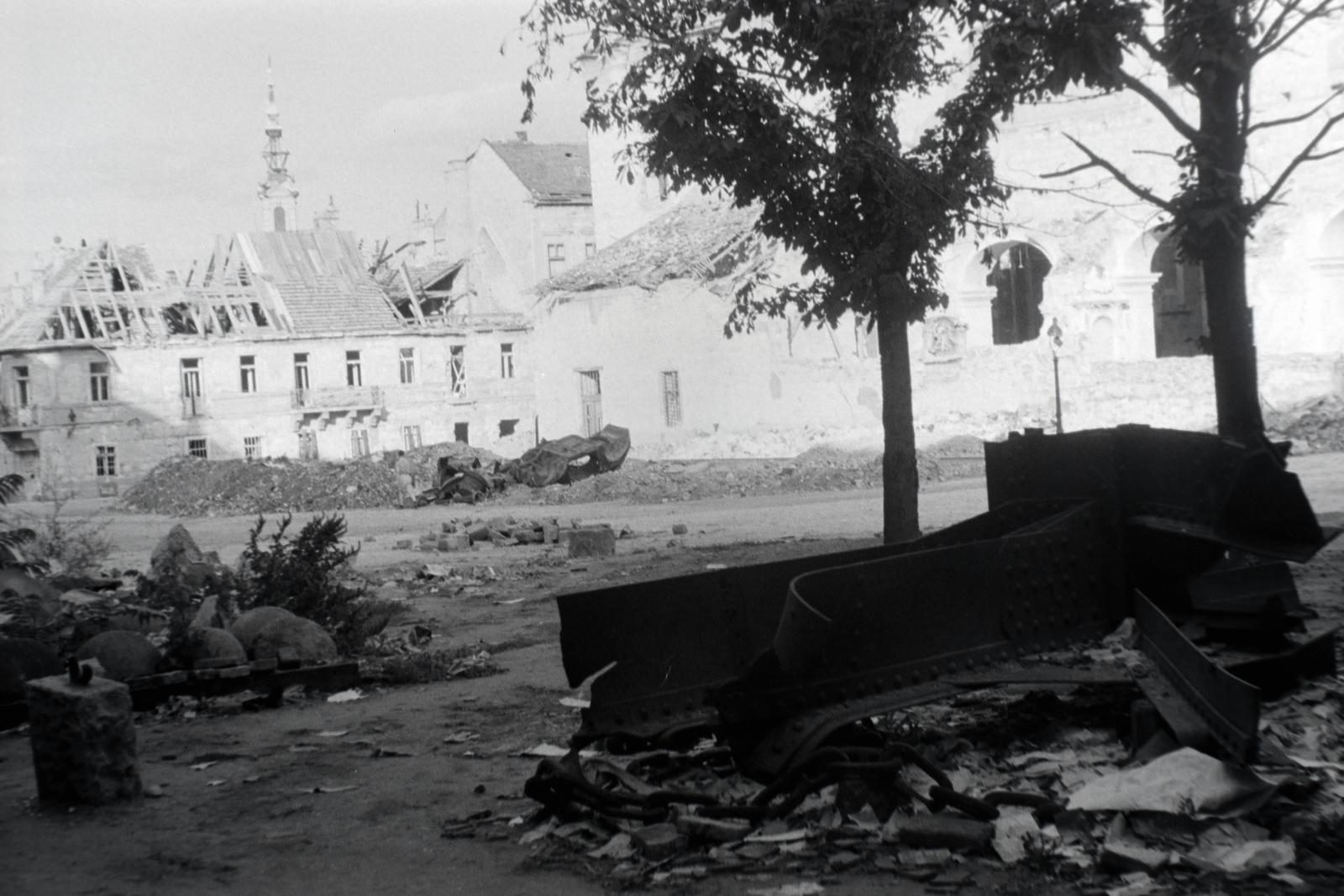 Magyarország, budai Vár, Budapest I., Kapisztrán tér az Országház utca torkolata felé nézve., 1945, Fortepan, járműroncs, épületkár, Budapest, Fortepan #45549
