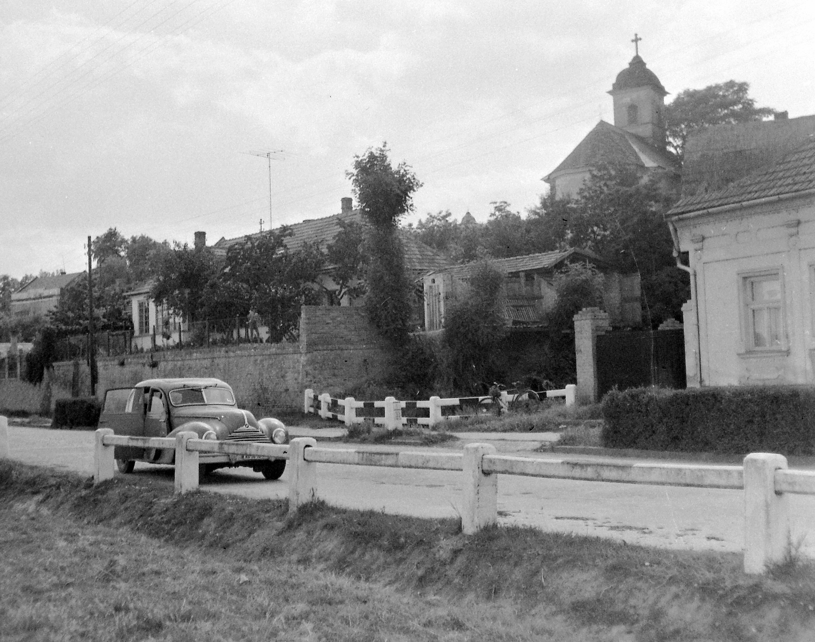 Hungary, Paks, Szent Rókus-Szent Sebestyén-kápolna., 1959, Gyöngyi, church, Gerrman brand, railing, EMW-brand, automobile, Fortepan #4555