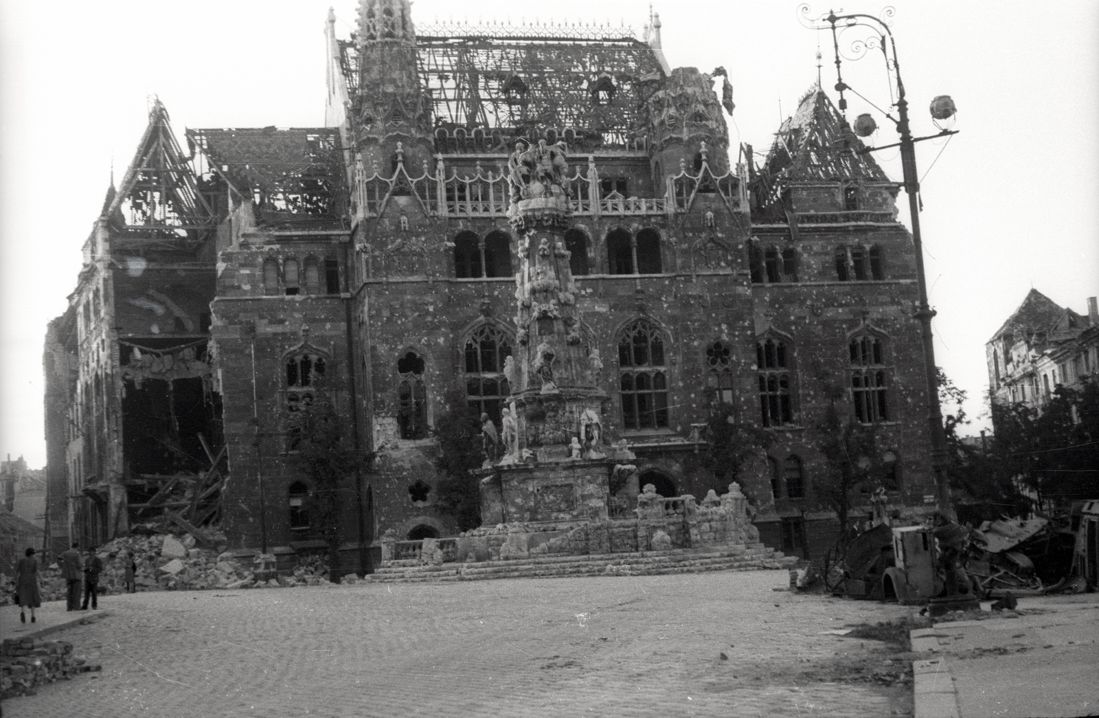 Magyarország, budai Vár, Budapest I., Szentháromság tér, a Pénzügyminisztérium lerombolt épülete., 1945, Fortepan, szobor, rom, lámpaoszlop, épületkár, középület, neogótika, szentháromság szobor, Budapest, Fellner Sándor-terv, Fortepan #45564
