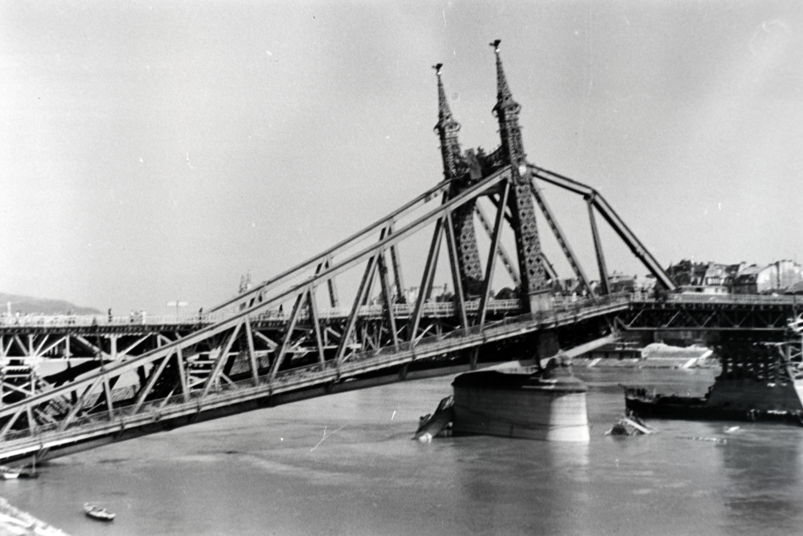 Magyarország, Budapest XI., Szabadság híd budai hídfő, a pontonhíddal kiegészített hídroncs a Műegyetem rakpartról nézve., 1945, Fortepan, hídpillér, hídroncs, Duna, Budapest, Duna-híd, Feketeházy János-terv, Fortepan #45570