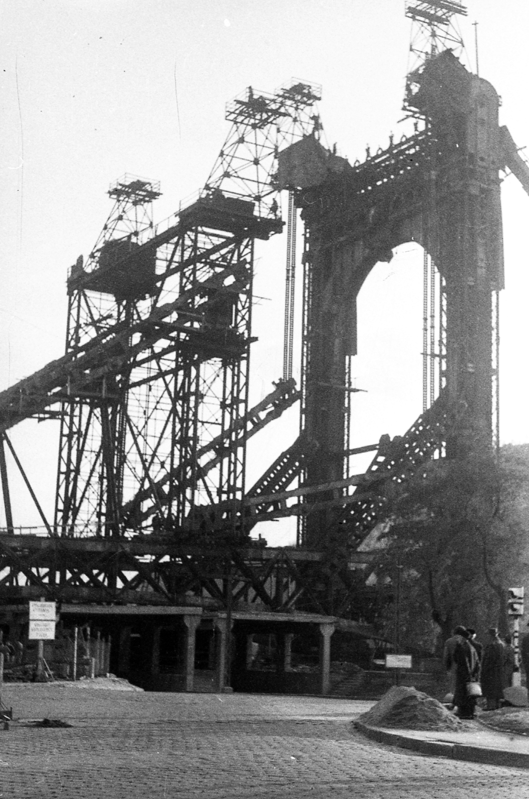 Magyarország, Budapest V., Március 15. tér, a lerombolt Erzsébet híd megmaradt kapuzatának bontása., 1960, Fortepan, háborús kár, hídroncs, eklektikus építészet, Budapest, függőhíd, Duna-híd, Kherndl Antal-terv, Czekelius Aurél-terv, Fortepan #45571