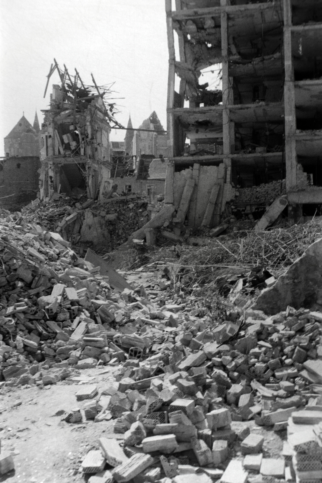 Magyarország, Budapest I., Hattyú utca környéke, háttérben a Magyar Országos Levéltár lerombolt épülete., 1945, Fortepan, rom, épületkár, Budapest, tégla, Fortepan #45575