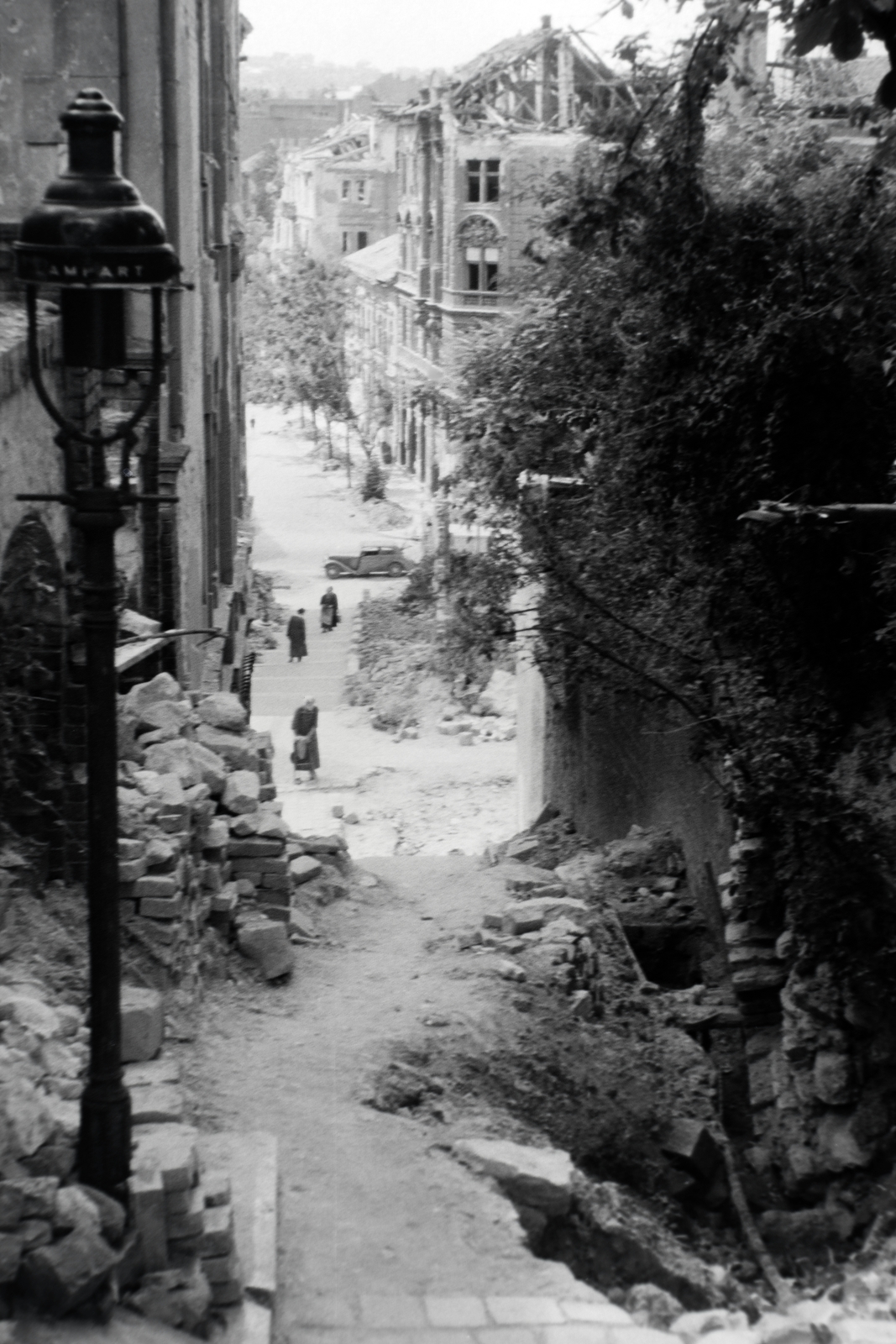 Magyarország, Budapest I., Zerge lépcső a Tábor utca felől az Attila út felé nézve, szemben a Roham utca., 1945, Fortepan, látkép, lámpaoszlop, épületkár, Budapest, Fortepan #45576