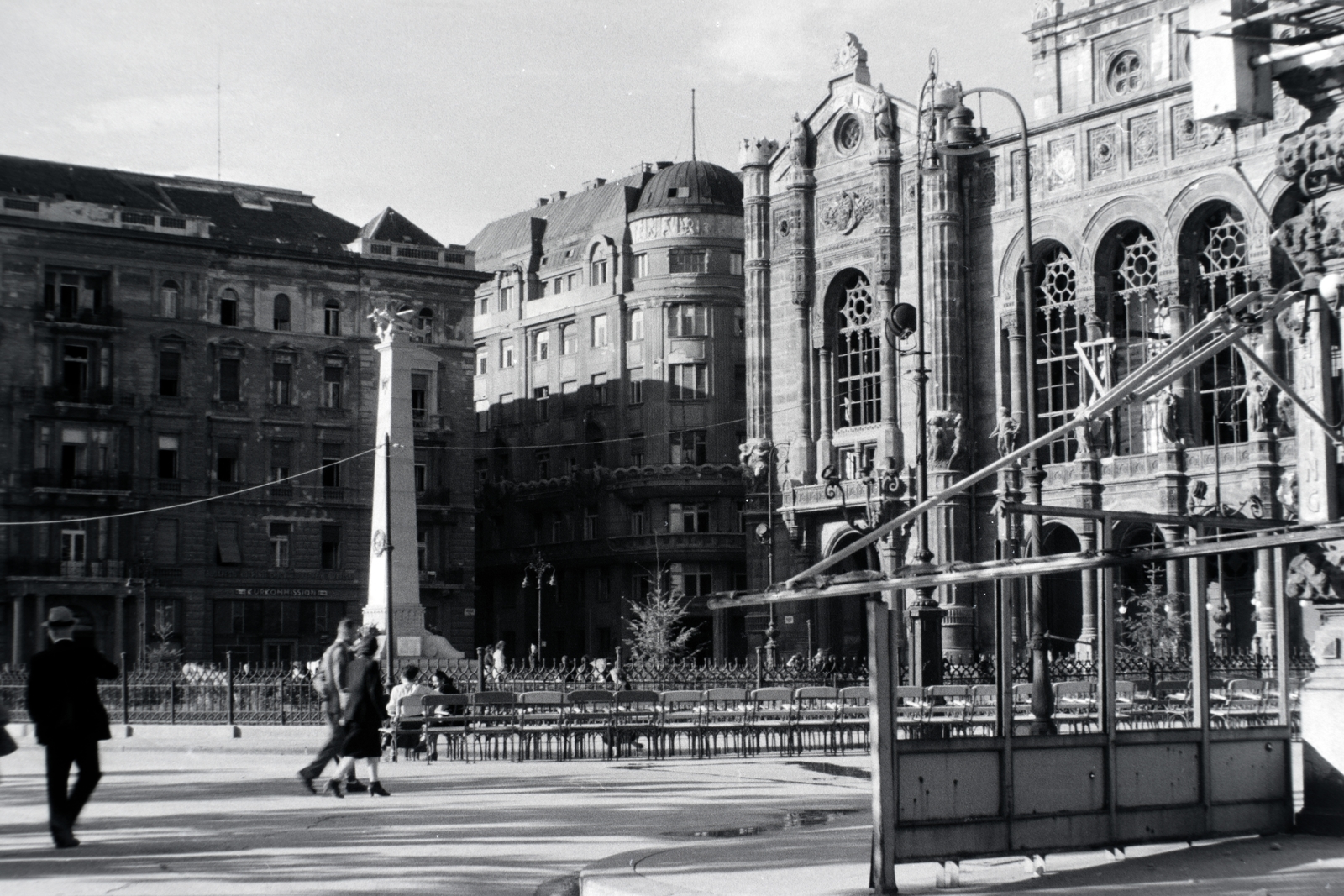 Hungary, Budapest V., Vigadó tér, szovjet repülős emlékmű., 1945, Fortepan, monument, Frigyes Feszl-design, Soviet memorial, Budapest, events' center, Buchwald-chair, Fortepan #45583
