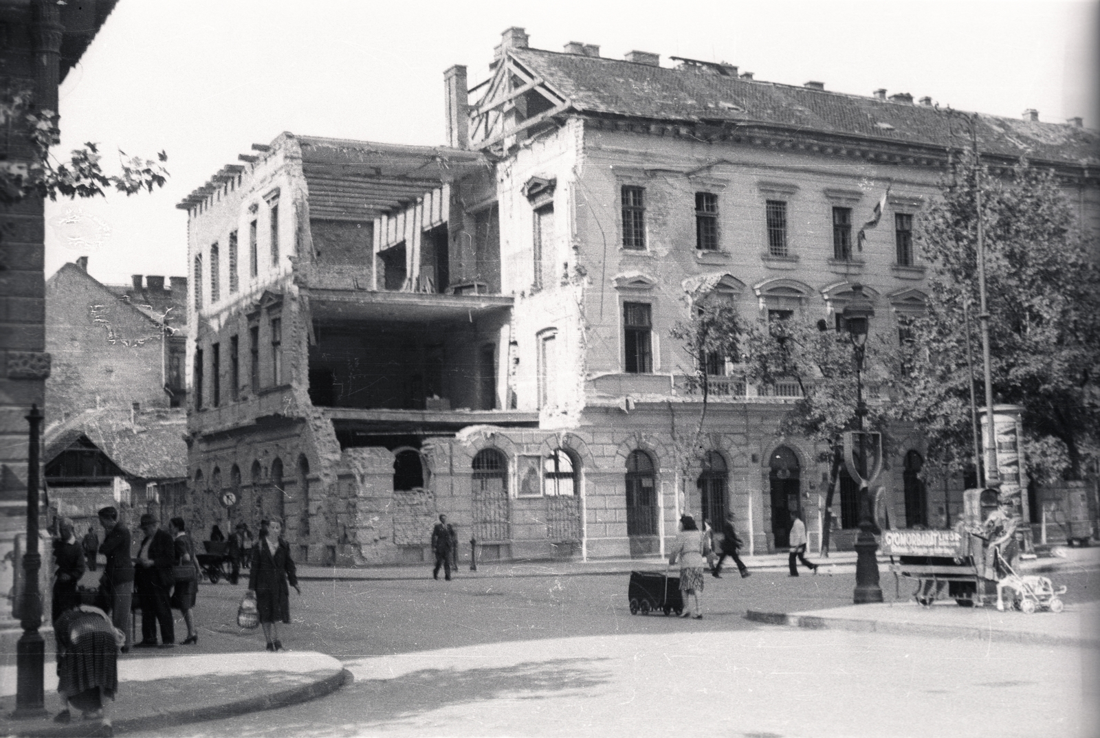Hungary, Budapest IX., Bakáts tér a Bakáts utcából nézve, balra a Ráday utca a Kálvin tér felé., 1945, Fortepan, ad, baby carriage, damaged building, Budapest, Fortepan #45598