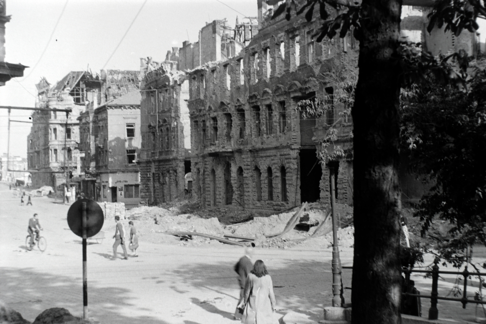 Hungary, Budapest II., Margit körút a Margit utcától a híd felé nézve., 1945, Fortepan, ruins, damaged building, Budapest, bicycle, Fortepan #45600