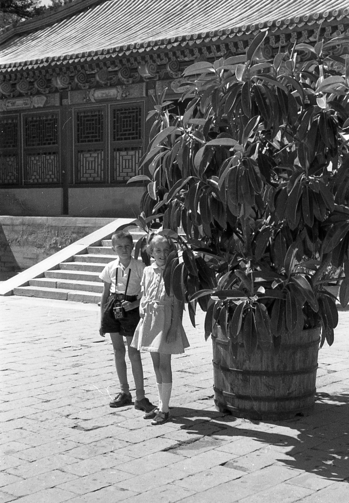 China, Beijing, Nyári Palota; az Erény és Harmónia kertjében található Nagyszínházi pavilon hátulról nézve., 1959, Kina, camera, palace, kids, Fortepan #45629