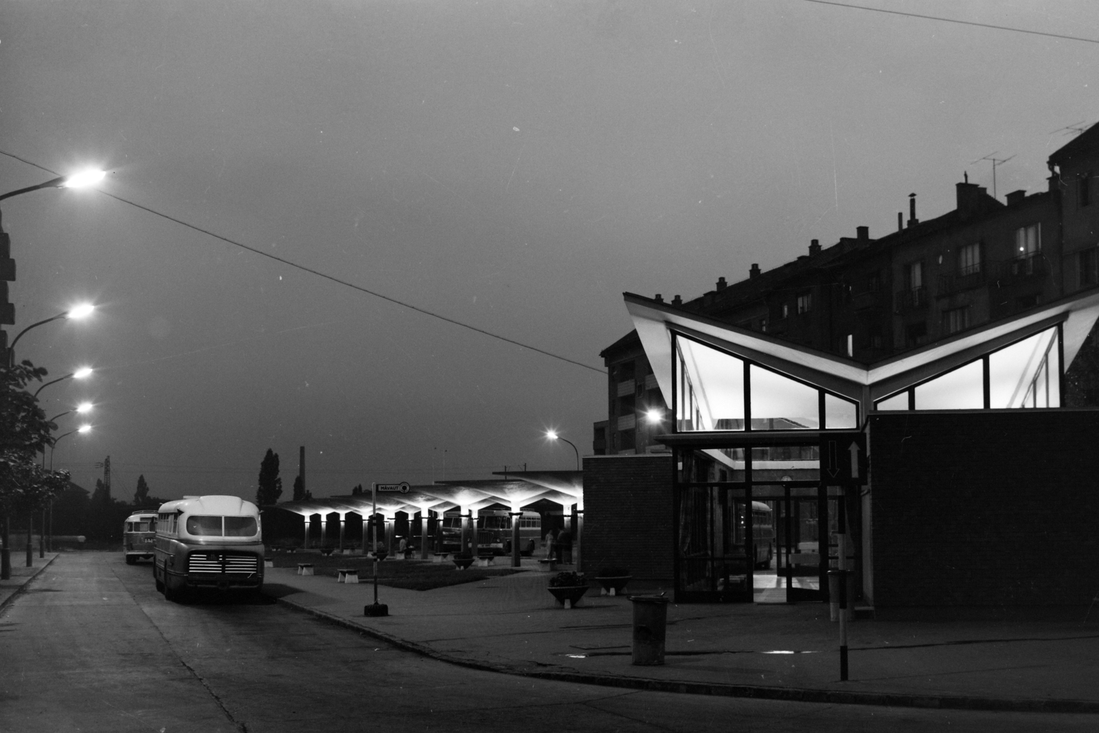 Hungary, Budapest XI., Kosztolányi Dezső téri autóbusz-pályaudvar a Bukarest utcában., 1964, UVATERV, bus, Hungarian brand, Ikarus-brand, night, bus terminal, ferro concrete construction, Budapest, bus stop, Vilmos Félix-design, Fortepan #4563