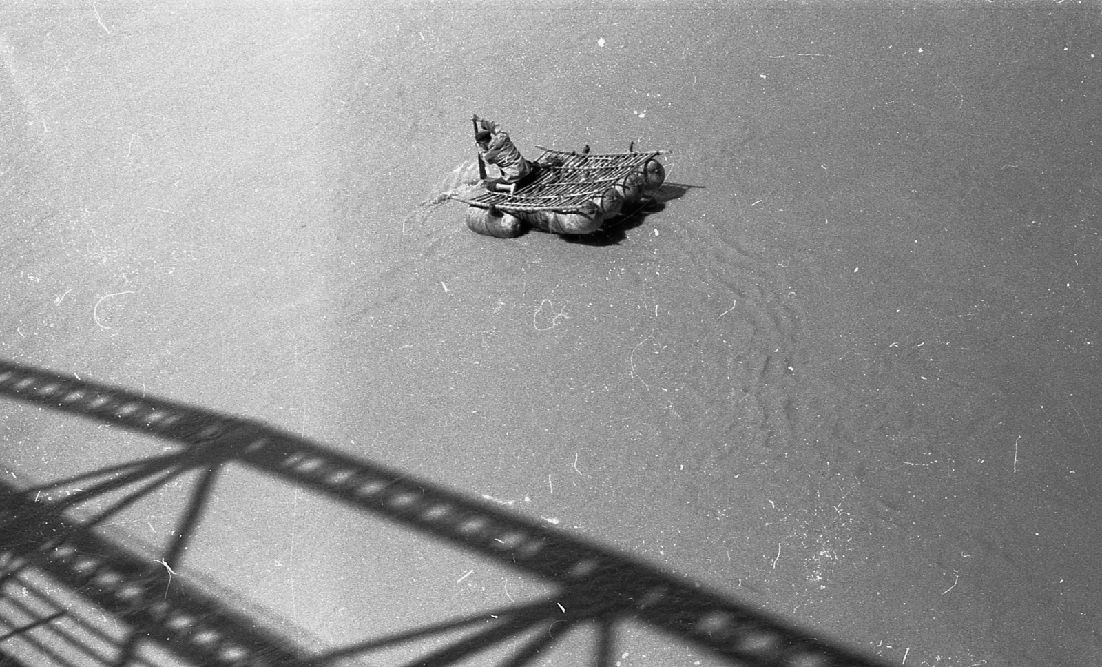 China, Lanzhou, Sárga-folyó a Zhongsan-hídról nézve, felfújható birkabőrökből készült tutaj., 1959, Kina, Baby boat, raft, shadow, Fortepan #45630