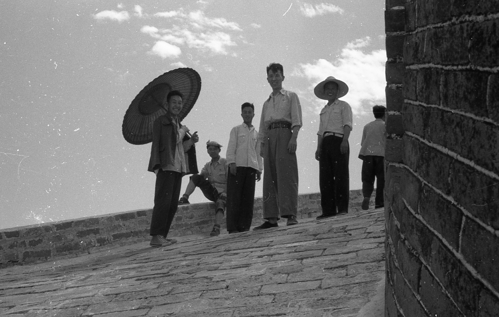 China, Badaling, a Nagy Fal., 1959, Kina, sunshades, smile, straw hat, Great Wall of China, Fortepan #45634