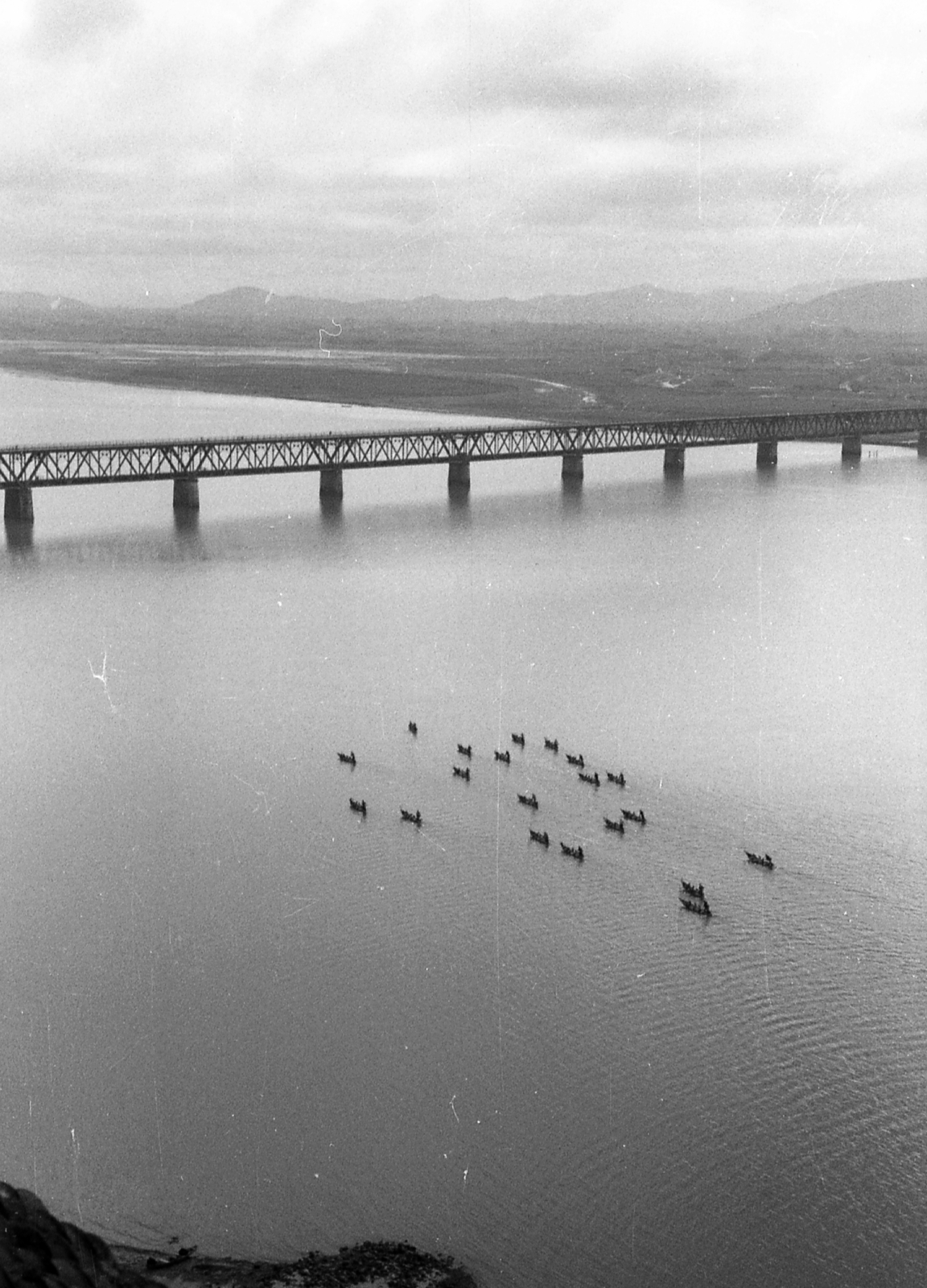 China, Hangzhou, Zhejiang tartomány, híd a Qiantang folyó felett., 1959, Kina, bridge, boat, Fortepan #45643