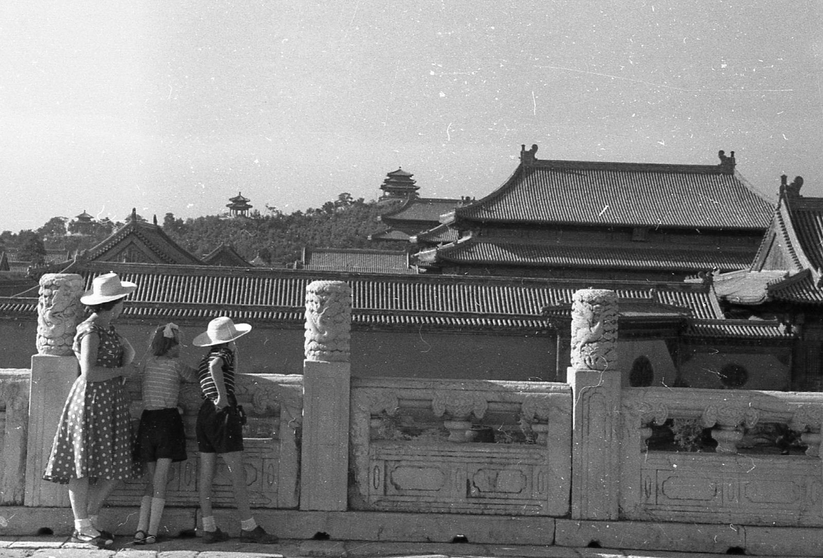 Kína, Peking, Tiltott Város, a Megőrző Harmónia Csarnoka felől a Belső Udvar felé nézve., 1959, Kina, Fortepan #45651