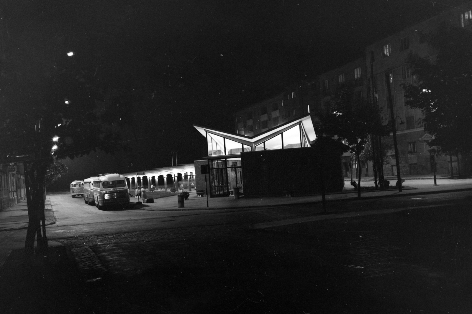 Magyarország, Budapest XI., Kosztolányi Dezső téri autóbusz-pályaudvar a Bukarest utcában., 1964, UVATERV, közlekedés, autóbusz, magyar gyártmány, Ikarus-márka, éjszaka, Ikarus 55, buszpályaudvar, Budapest, autóbuszállomás, Félix Vilmos-terv, Fortepan #4566