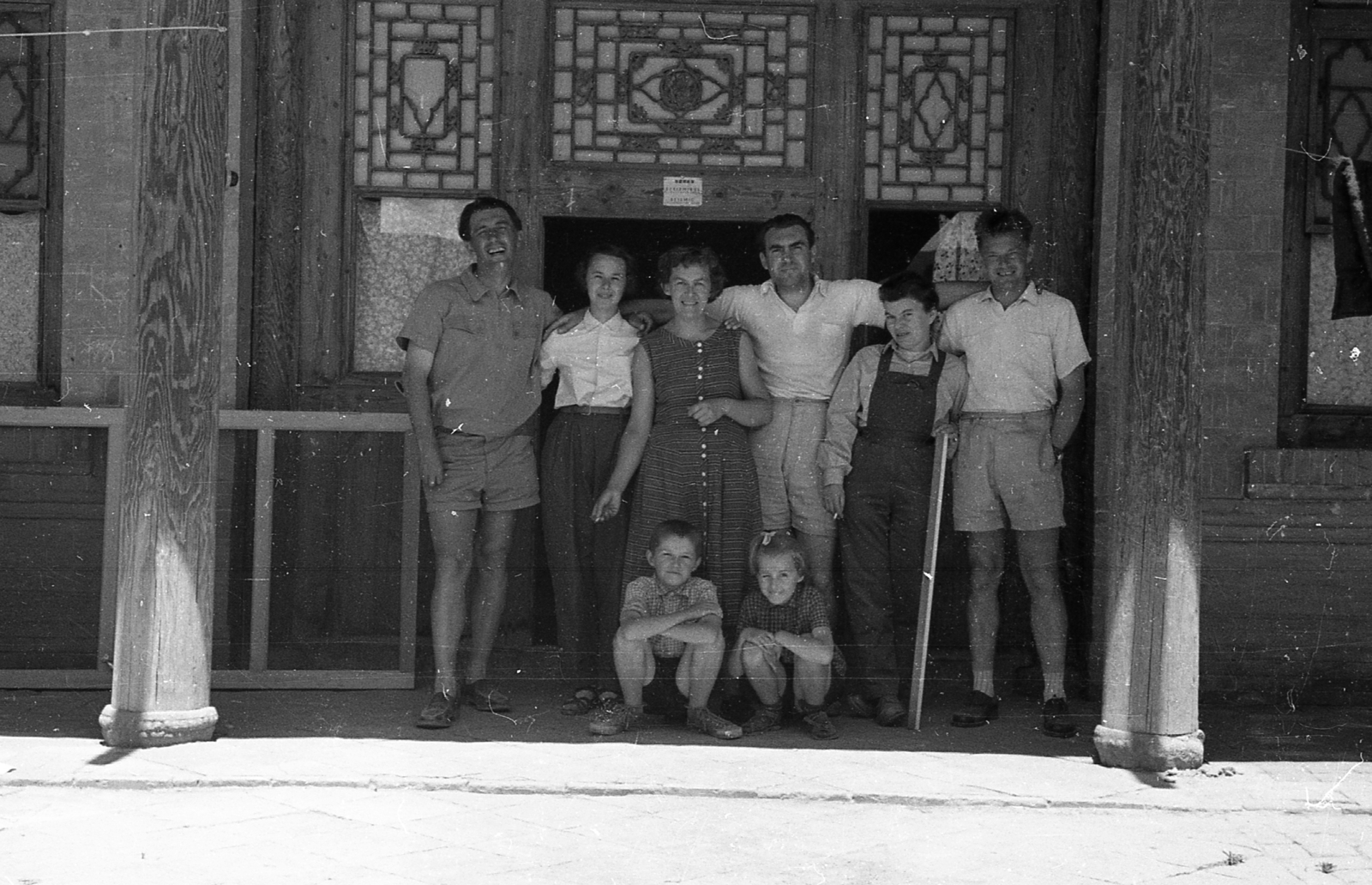 China, 1959, Kina, kid, tableau, smile, women, men, shorts, Fortepan #45660