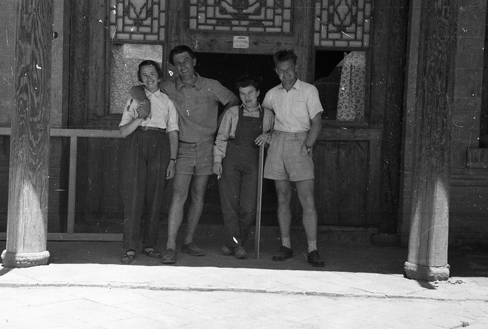 China, 1959, Kina, family, tableau, smile, men, woman, shorts, Fortepan #45661