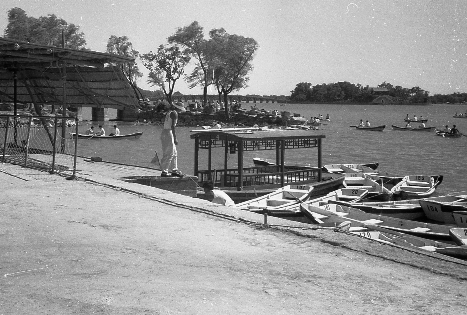 Kína, Peking, a Nyári Palota területe, Kunming tó, háttérben a Nanhu-sziget és az arra vezető Tizenhétlyukú híd., 1959, Kina, csónakázás, csónak, vízpart, Fortepan #45668