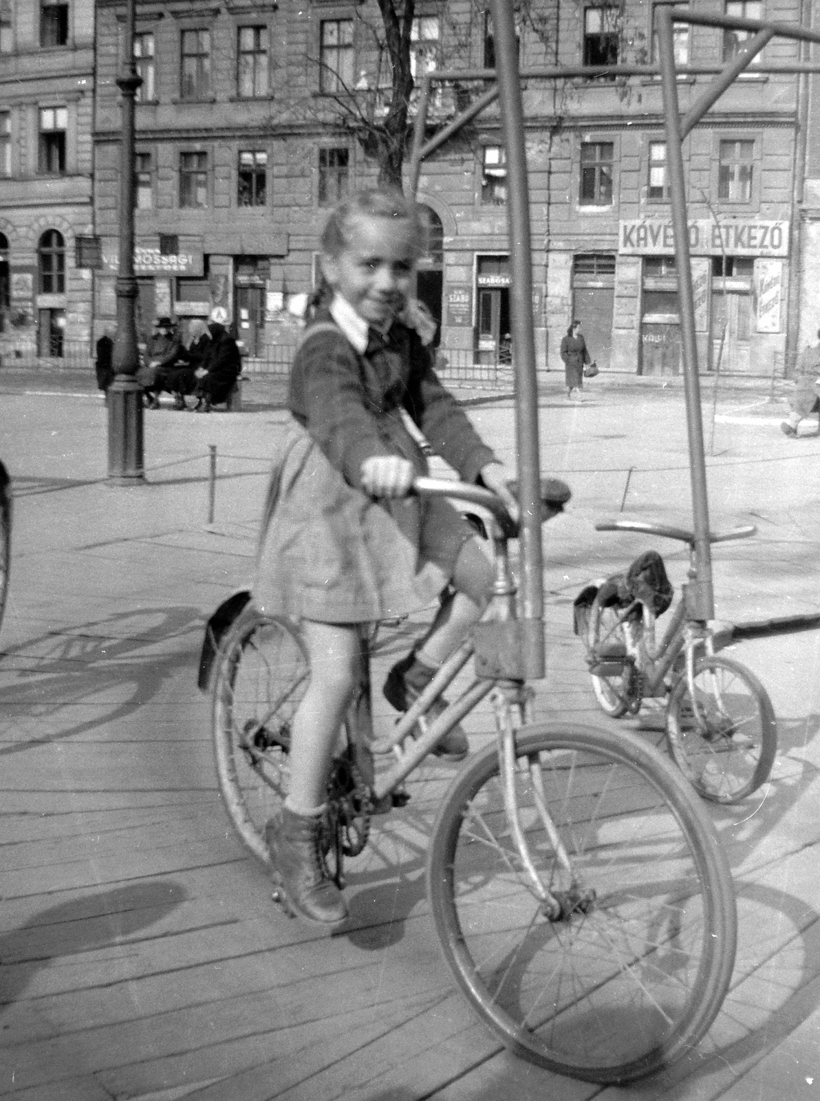 Hungary, Budapest VI., Hunyadi tér, szemben a 10-es számú ház., 1949, Fortepan, bicycle, sign-board, Budapest, girl, learning, carousel, Fortepan #4567