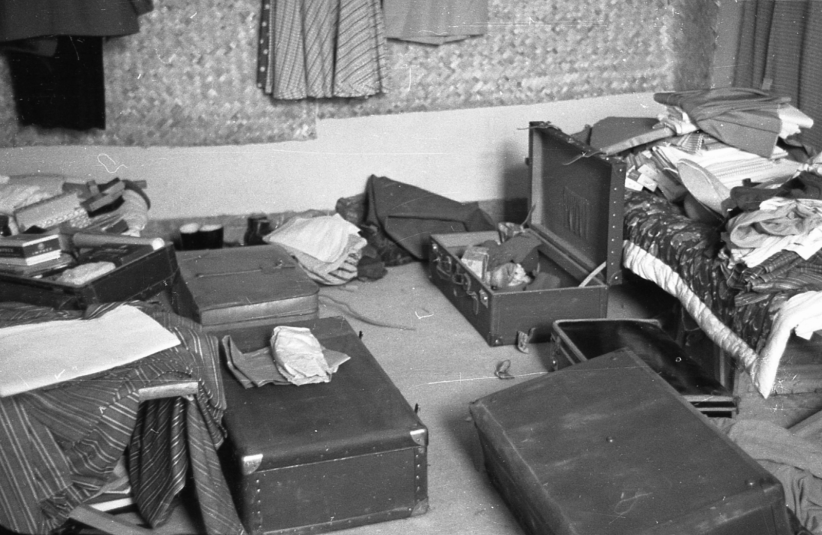 China, 1959, Kina, furniture, suitcase, interior, mess, Fortepan #45685