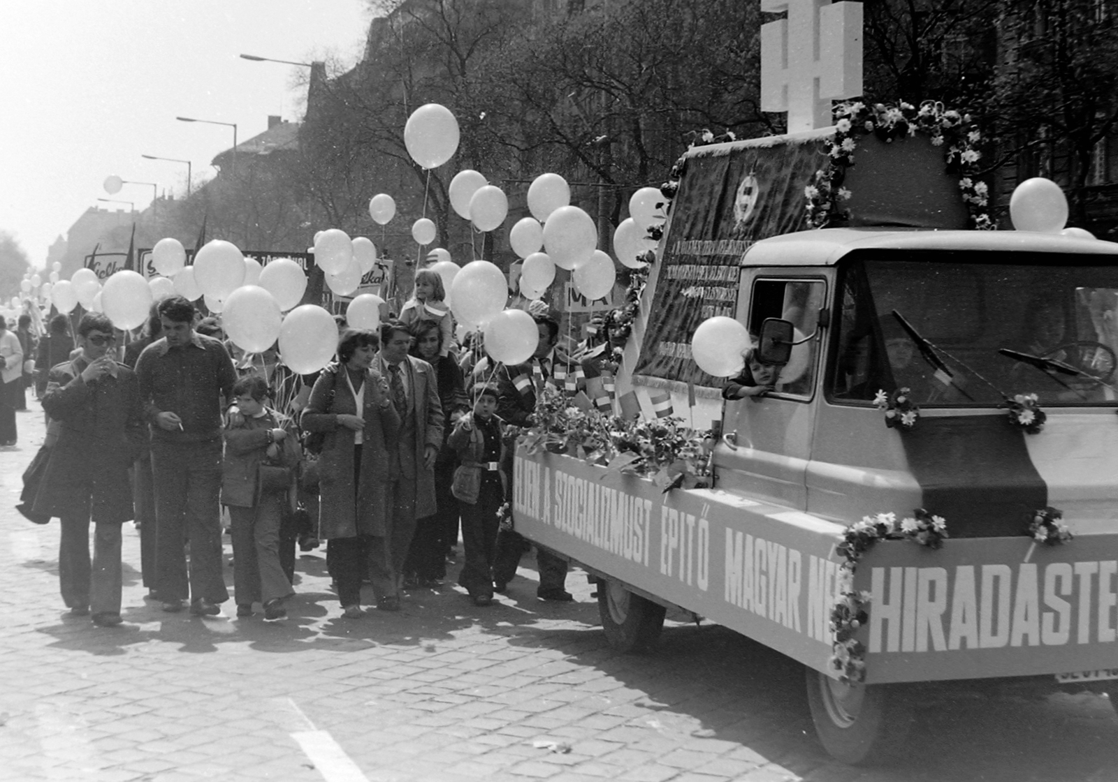 Magyarország, Budapest VII., Dózsa György út, május 1-i felvonulás., 1976, Fortepan, Zuk-márka, felvonulás, léggömb, május 1, lengyel gyártmány, Budapest, pódiumautó, Fortepan #457