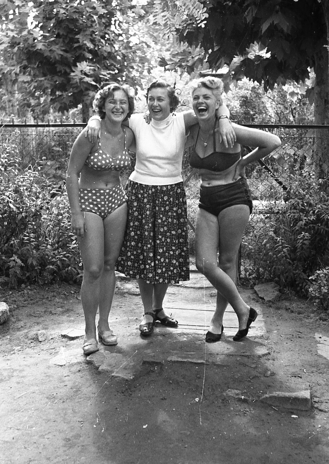 1958, Kina, bathing suit, garden, tableau, smile, women, summer, arms around shoulders, Fortepan #45721